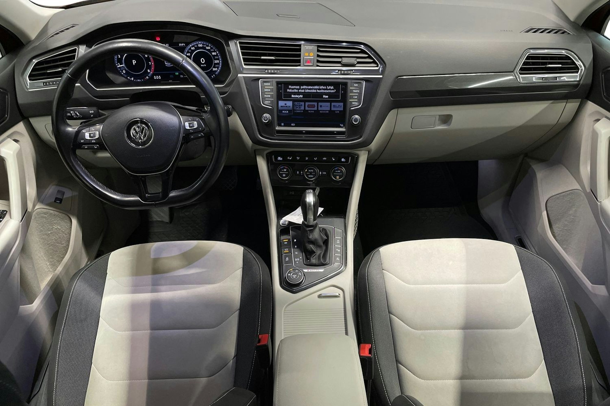 punainen Volkswagen Tiguan 2016 kuva 9.