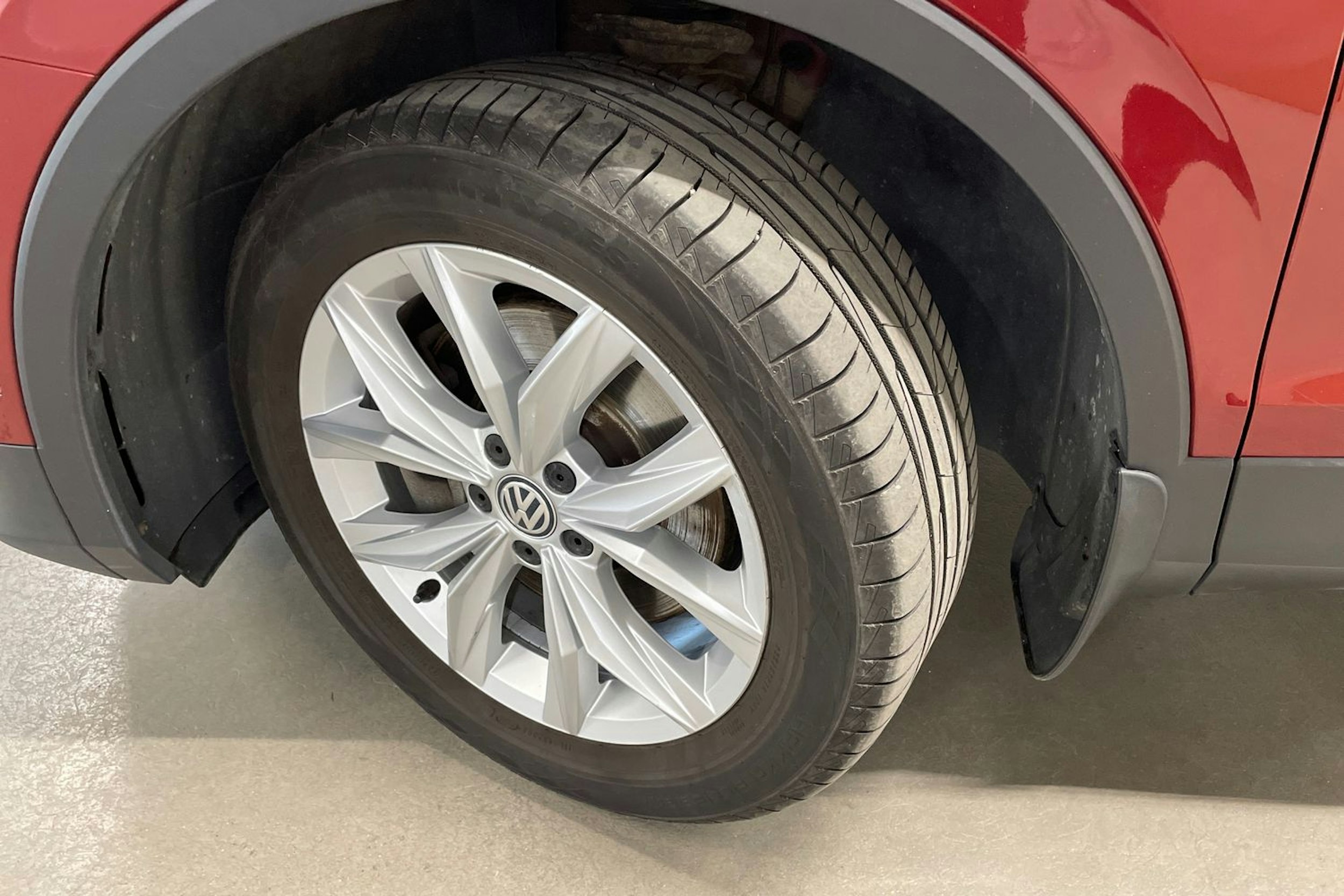 punainen Volkswagen Tiguan 2016 kuva 13.