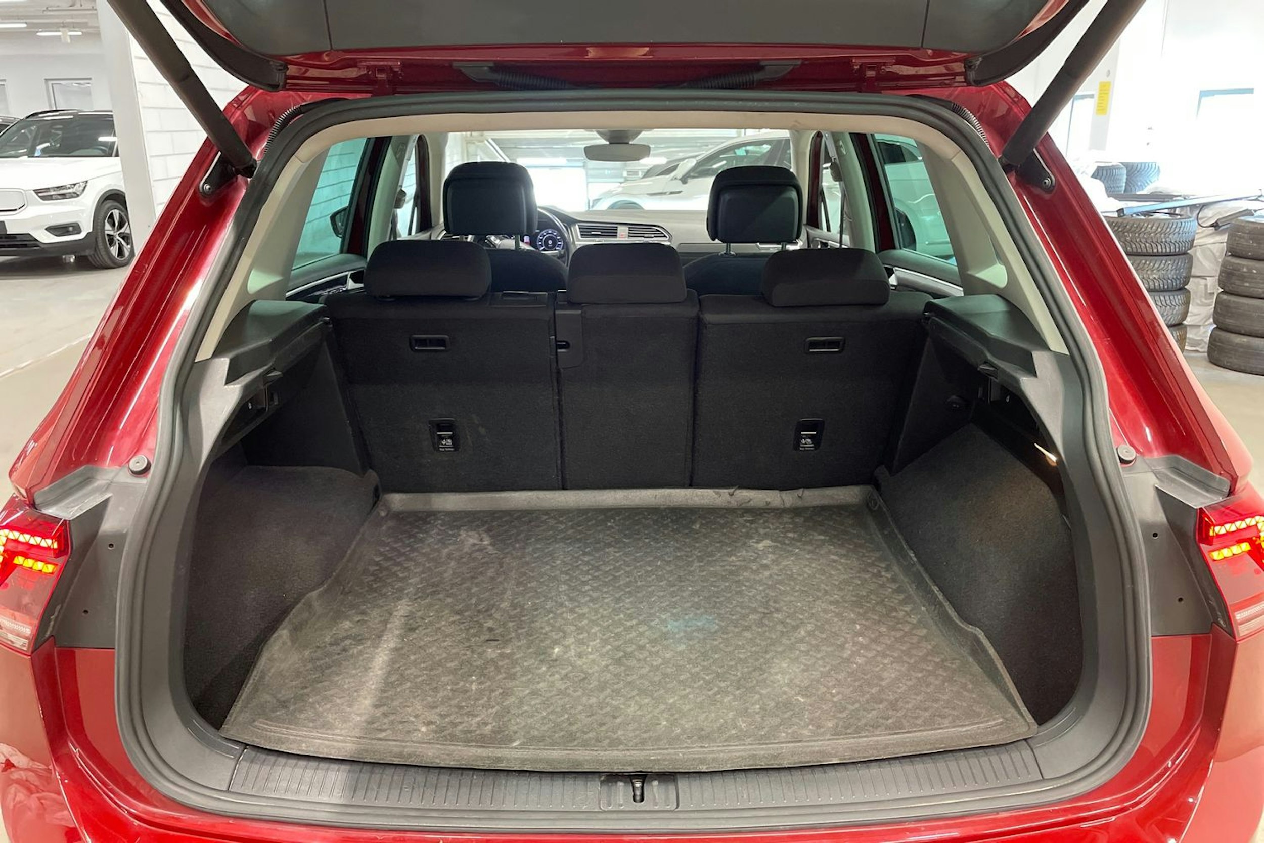 punainen Volkswagen Tiguan 2016 kuva 15.