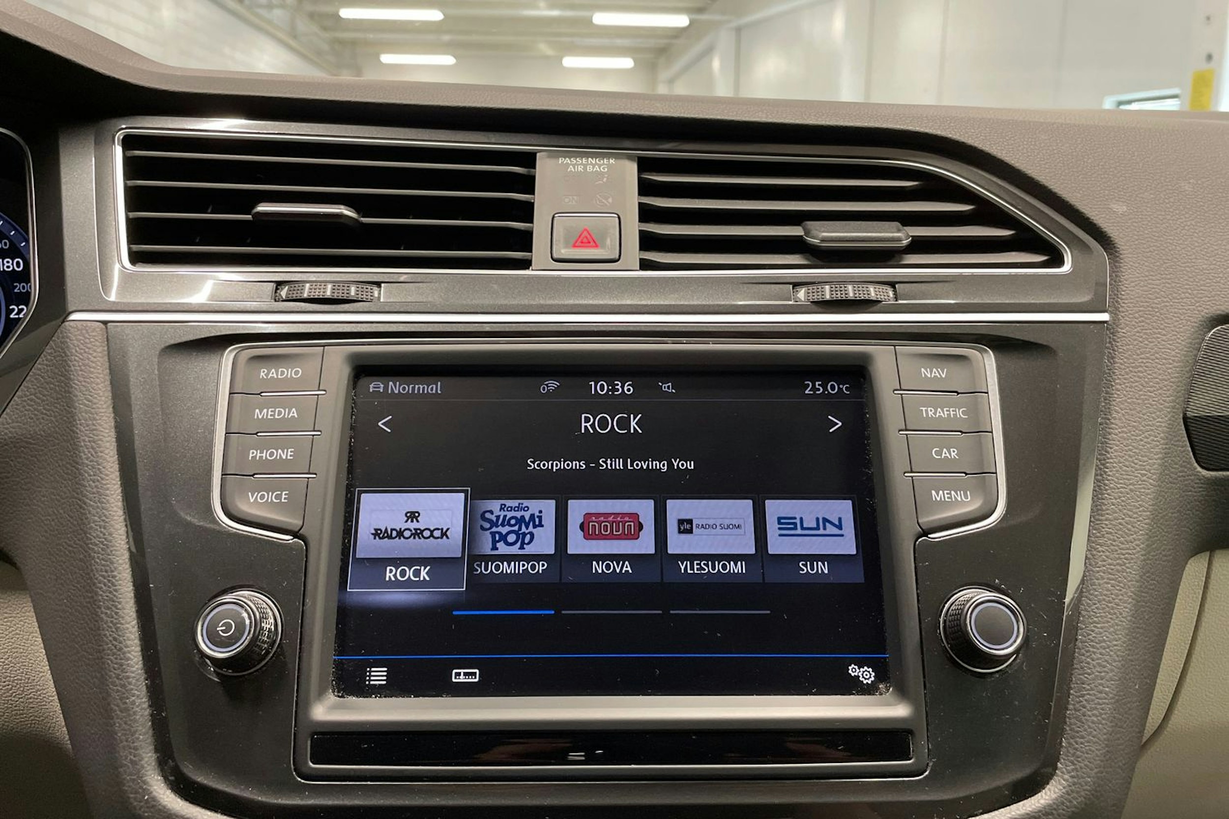 punainen Volkswagen Tiguan 2016 kuva 17.