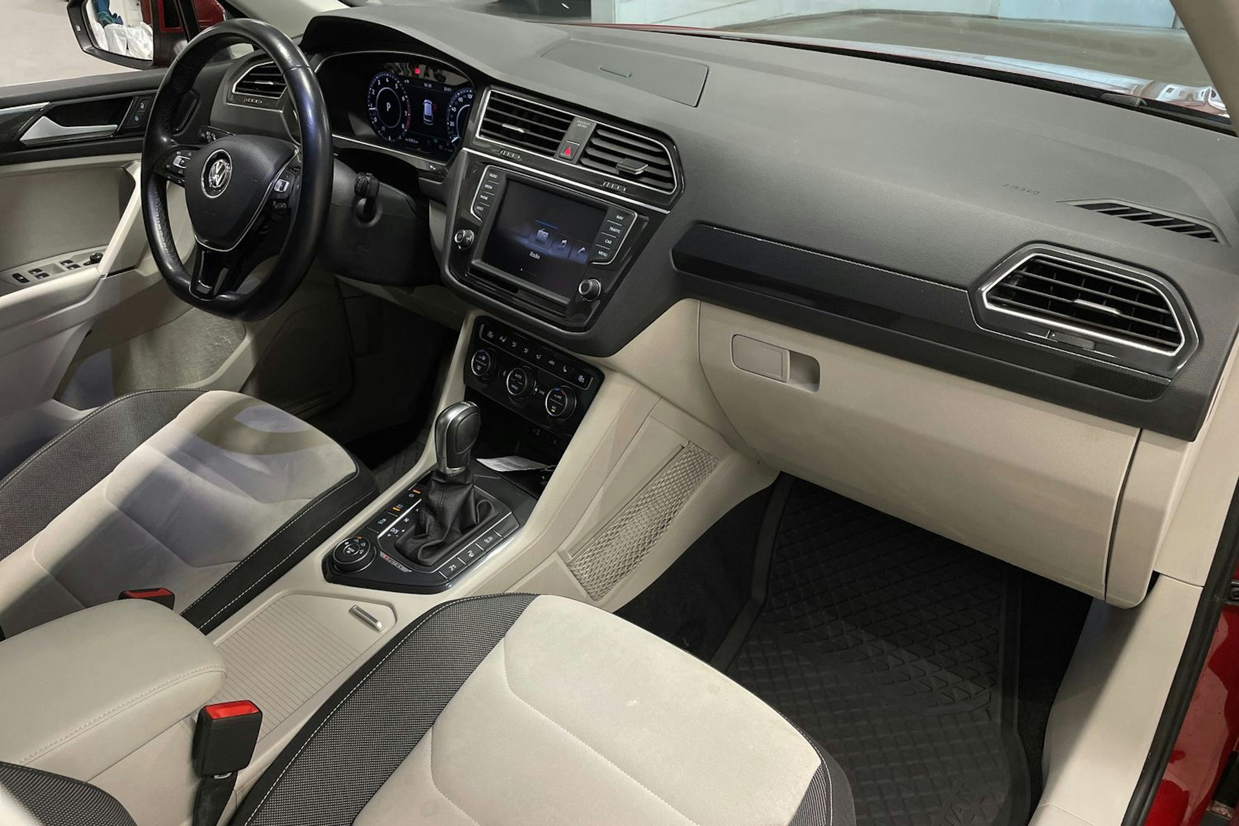 punainen Volkswagen Tiguan 2016 kuva 29.