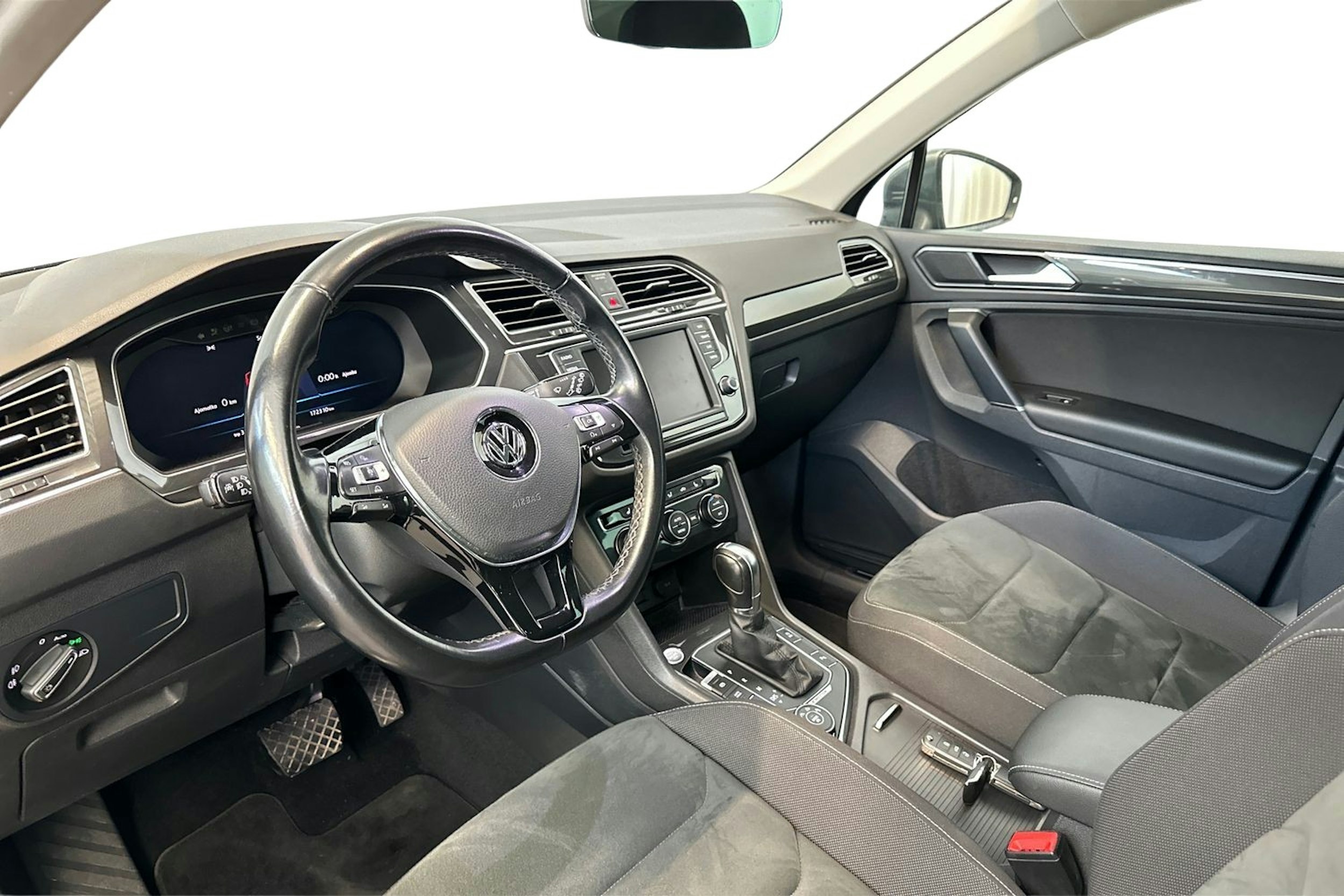 harmaa Volkswagen Tiguan 2016 kuva 3.