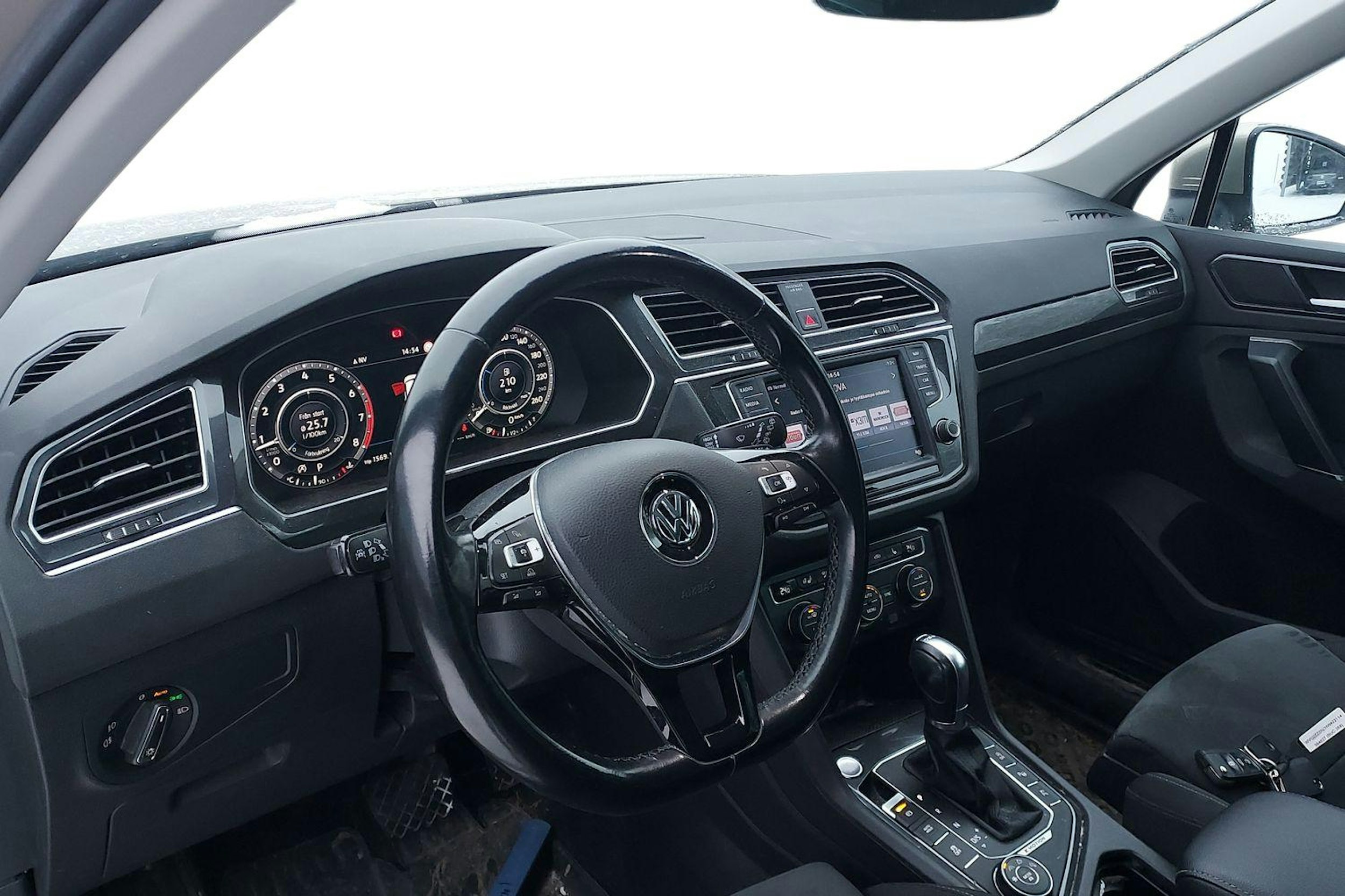 ruskea (beige) Volkswagen Tiguan 2017 kuva 3.