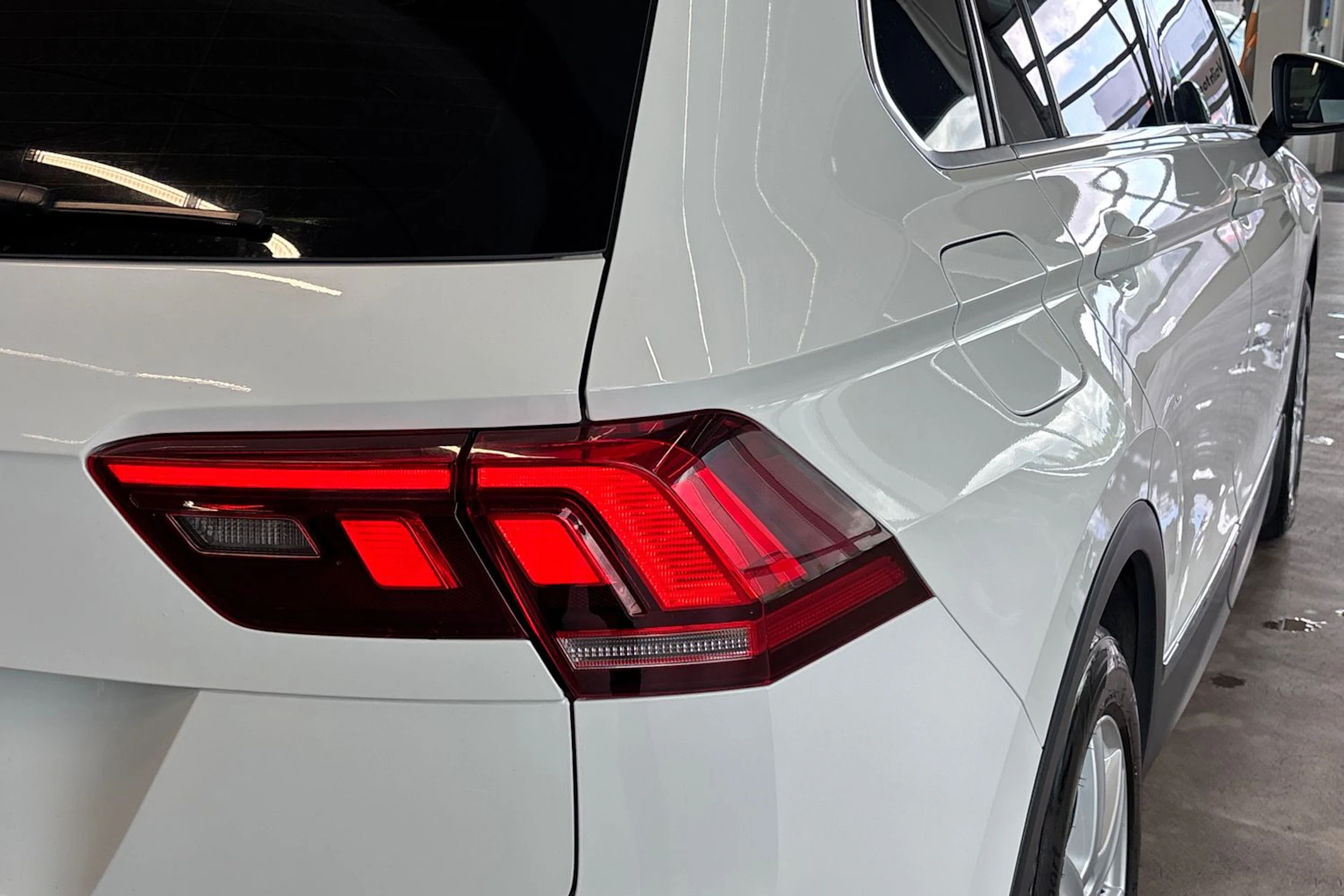 valkoinen Volkswagen Tiguan 2017 kuva 16.