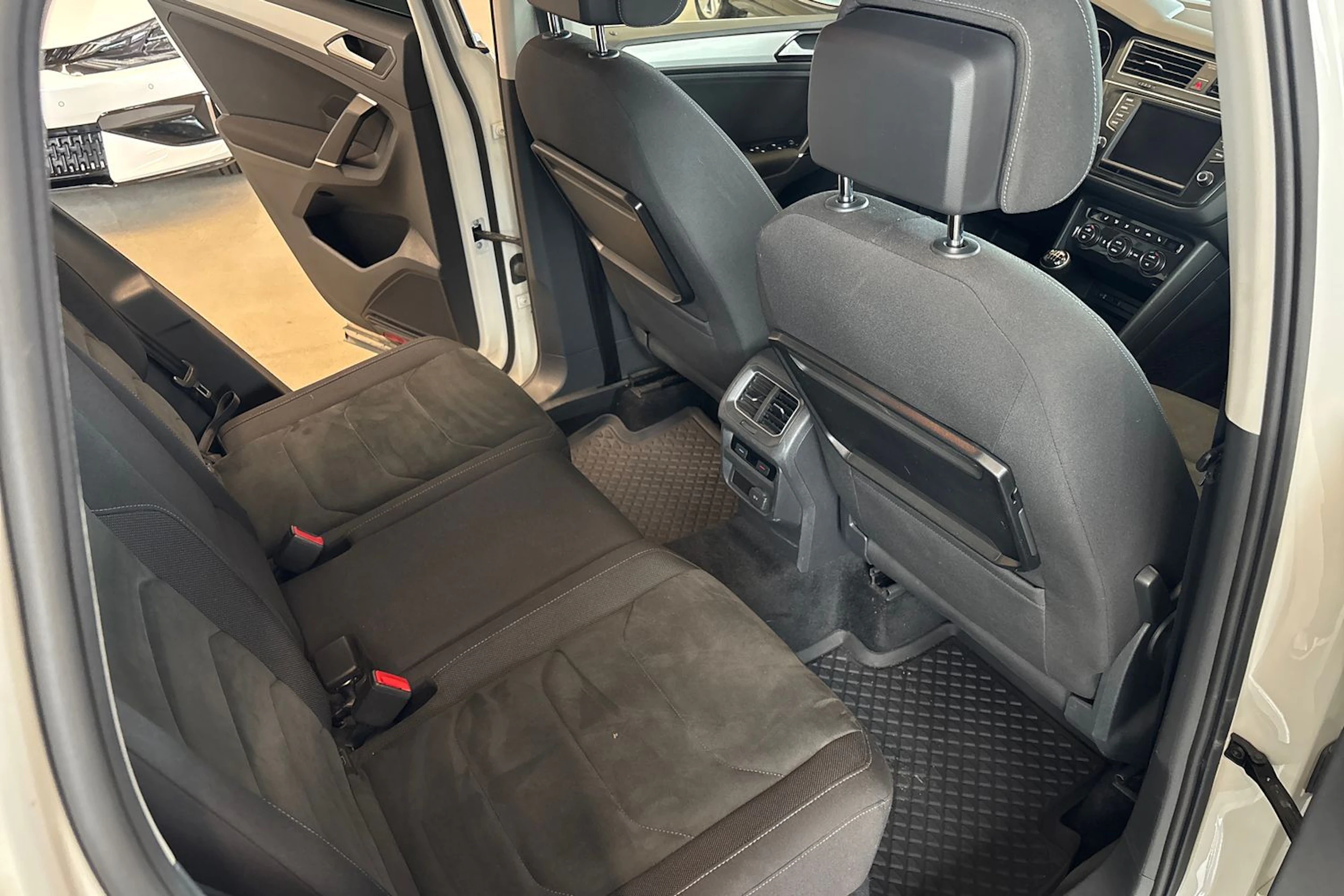 valkoinen Volkswagen Tiguan 2017 kuva 18.