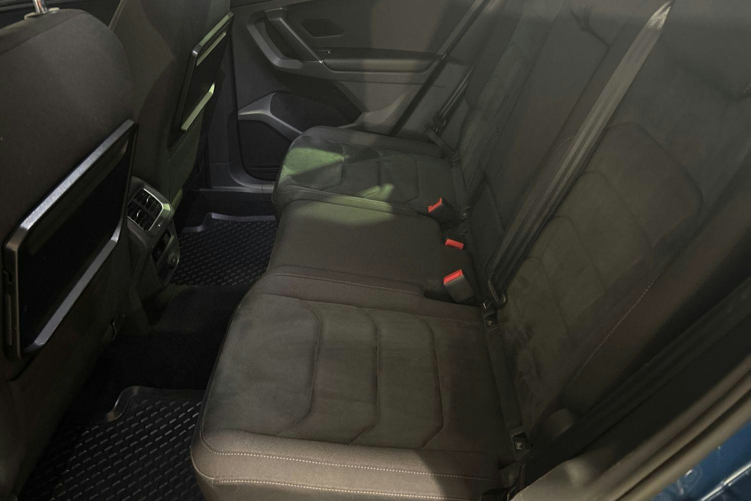 Sininen Volkswagen Tiguan 2017 kuva 8.