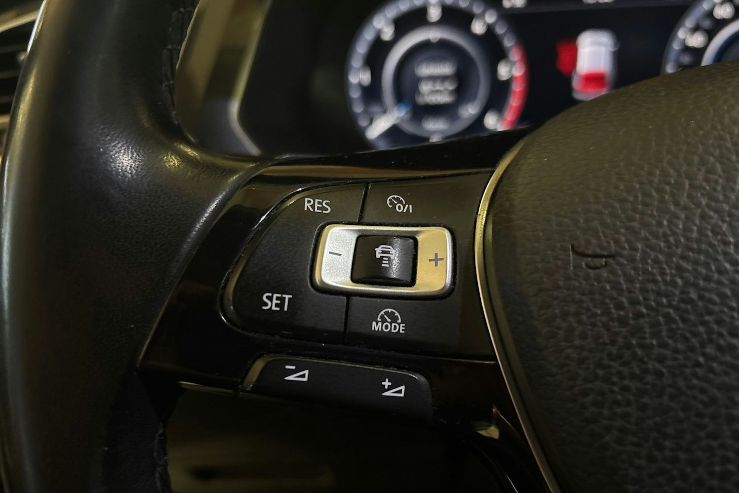 Sininen Volkswagen Tiguan 2017 kuva 14.