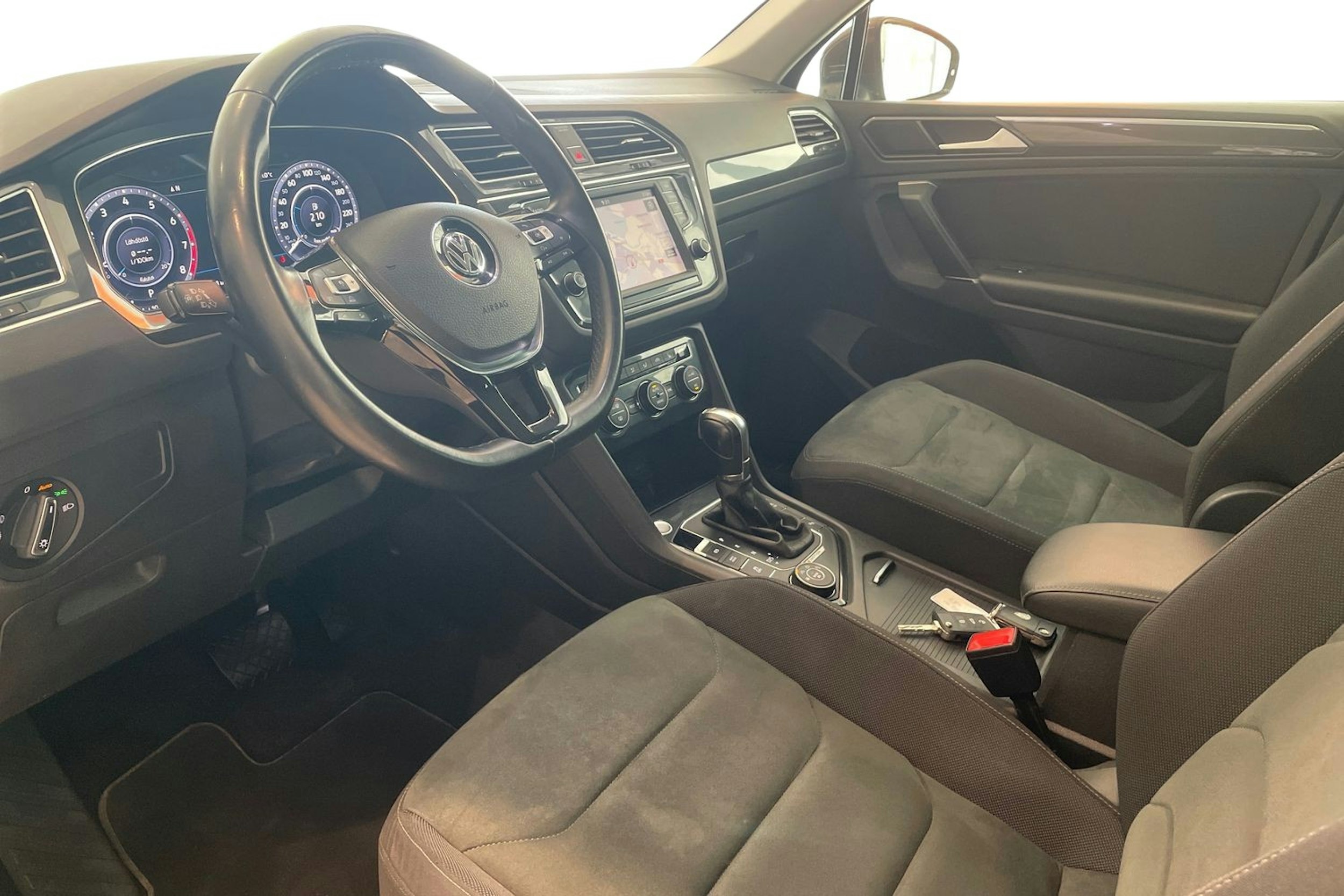 Ruskea (beige) Volkswagen Tiguan 2017 kuva 7.