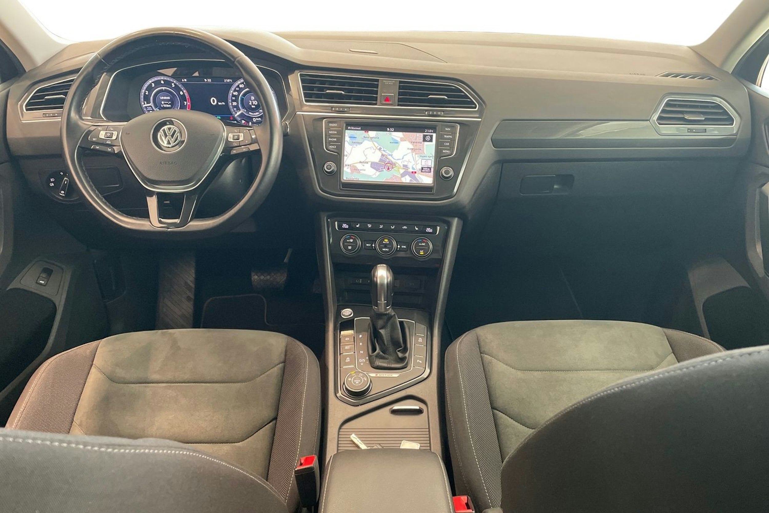 Ruskea (beige) Volkswagen Tiguan 2017 kuva 9.