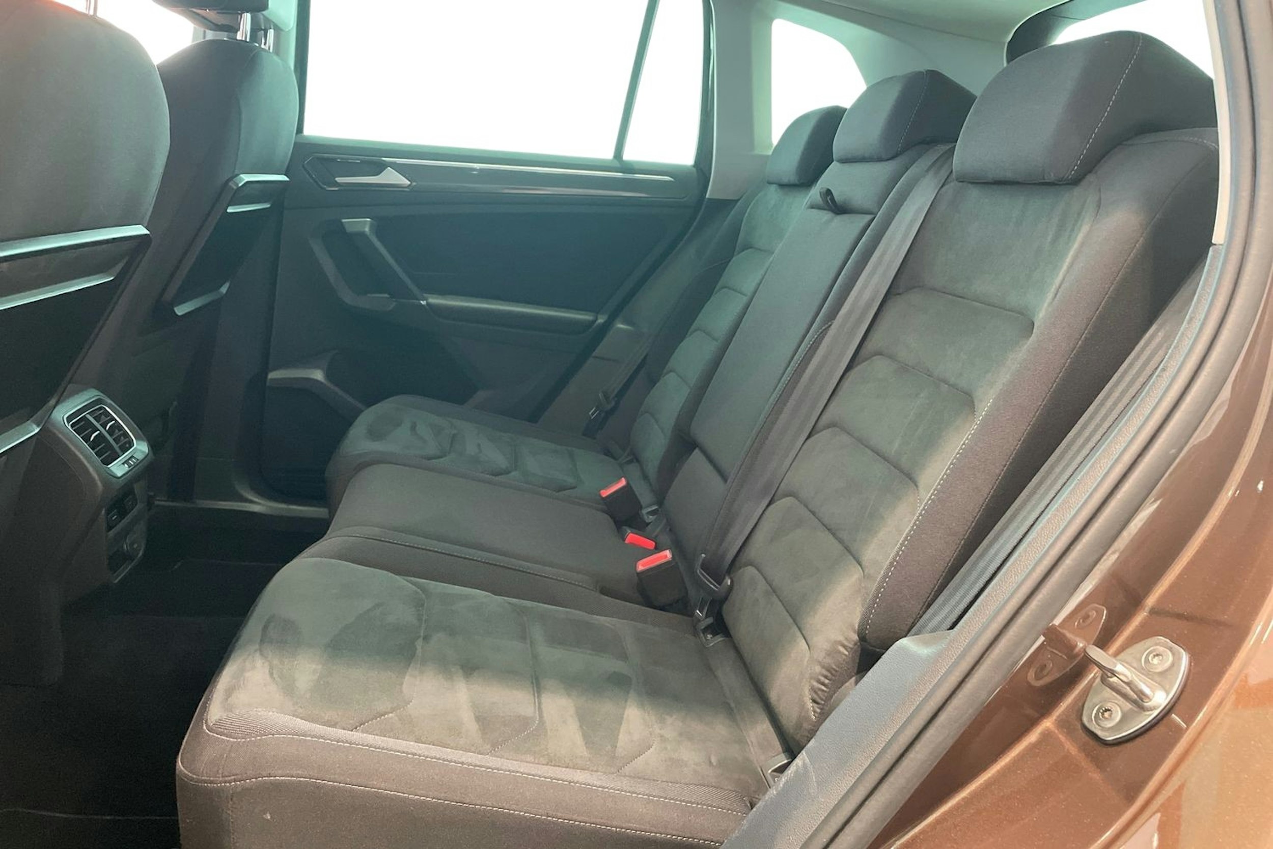 Ruskea (beige) Volkswagen Tiguan 2017 kuva 10.