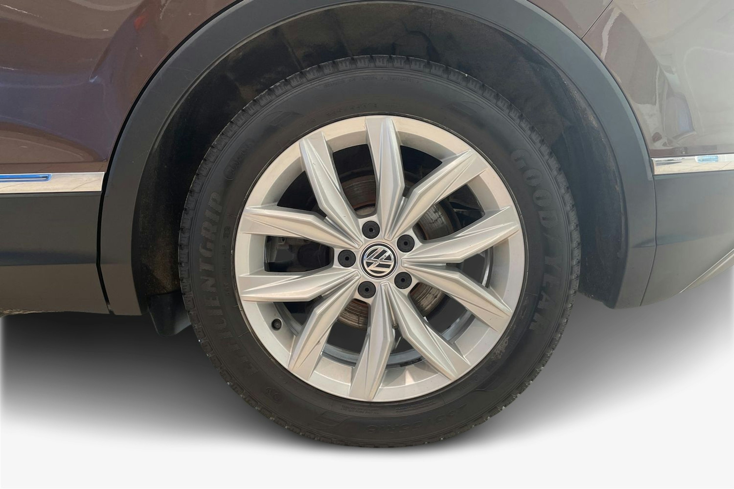 Ruskea (beige) Volkswagen Tiguan 2017 kuva 11.