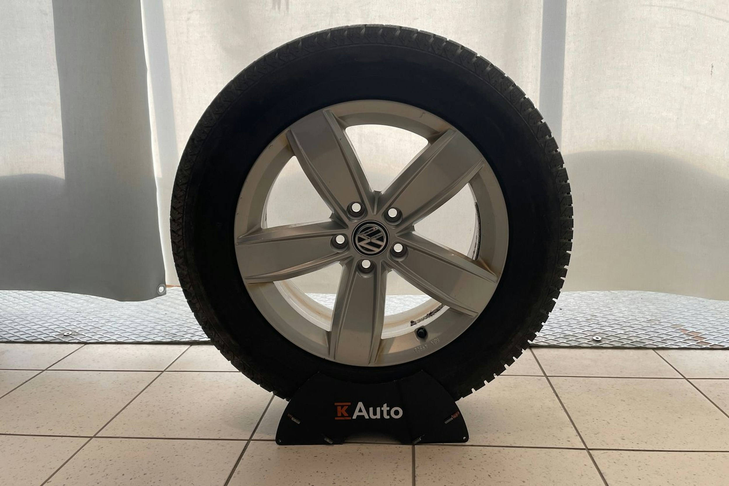 Ruskea (beige) Volkswagen Tiguan 2017 kuva 14.