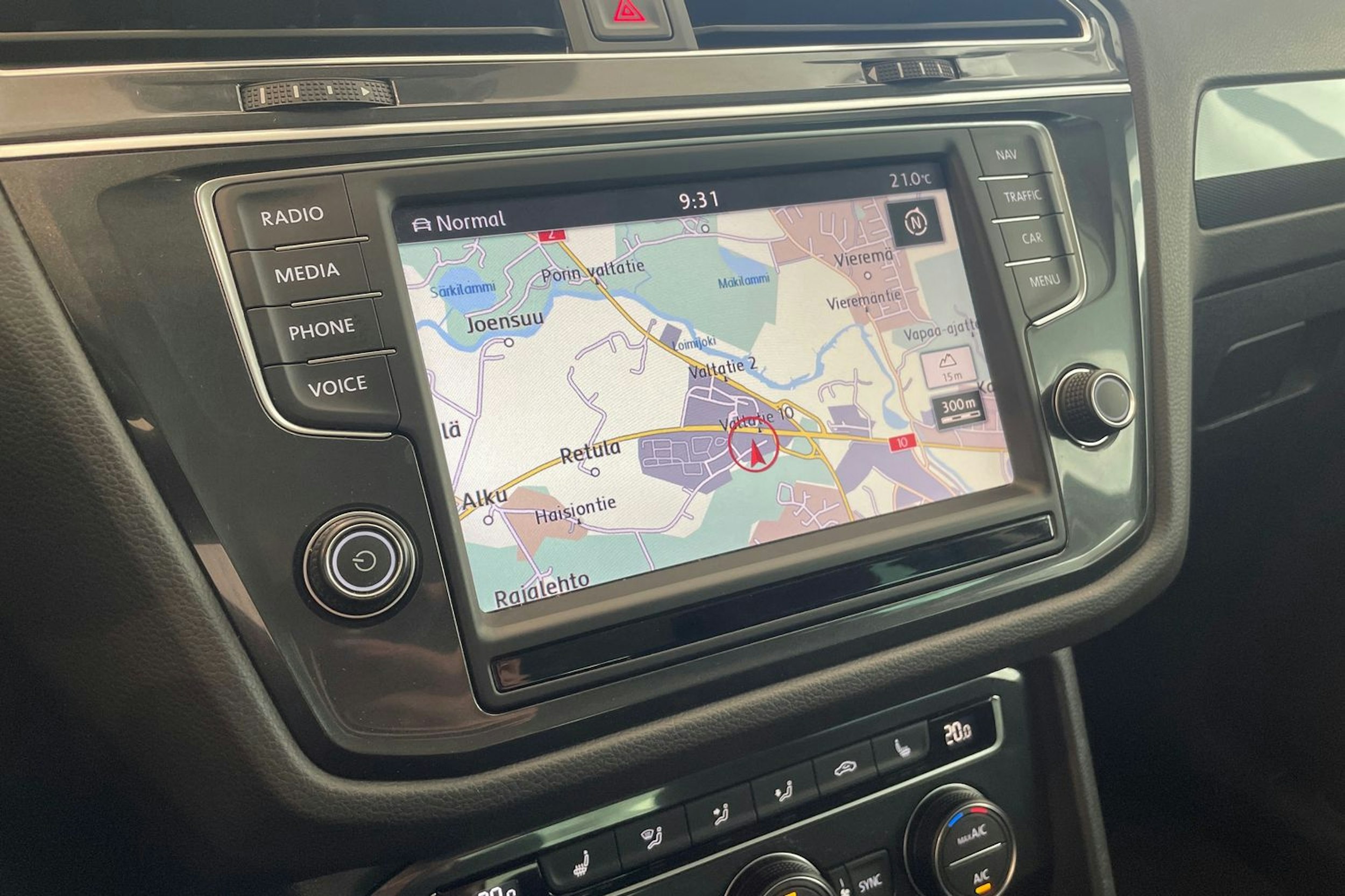 Ruskea (beige) Volkswagen Tiguan 2017 kuva 17.