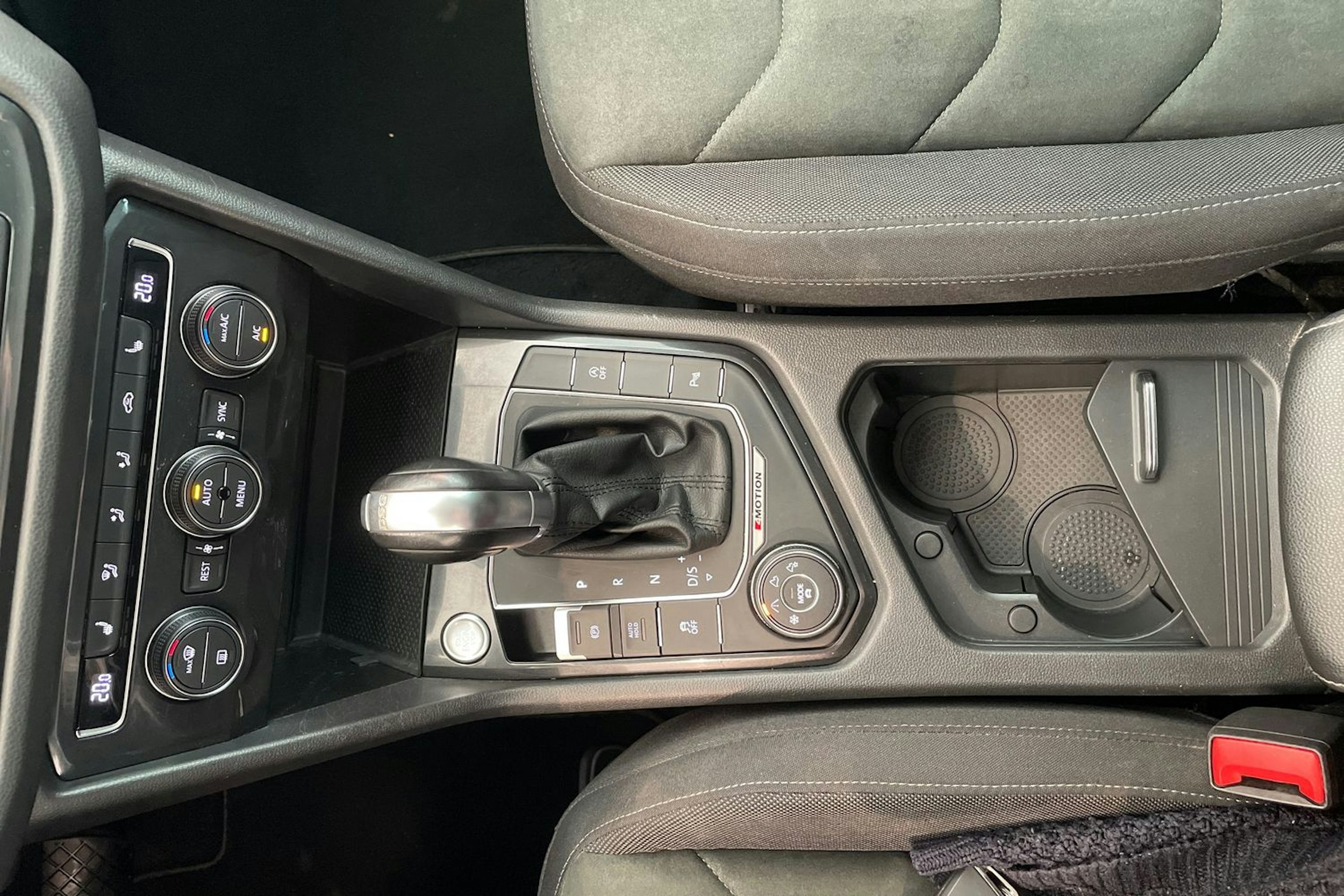 Ruskea (beige) Volkswagen Tiguan 2017 kuva 21.