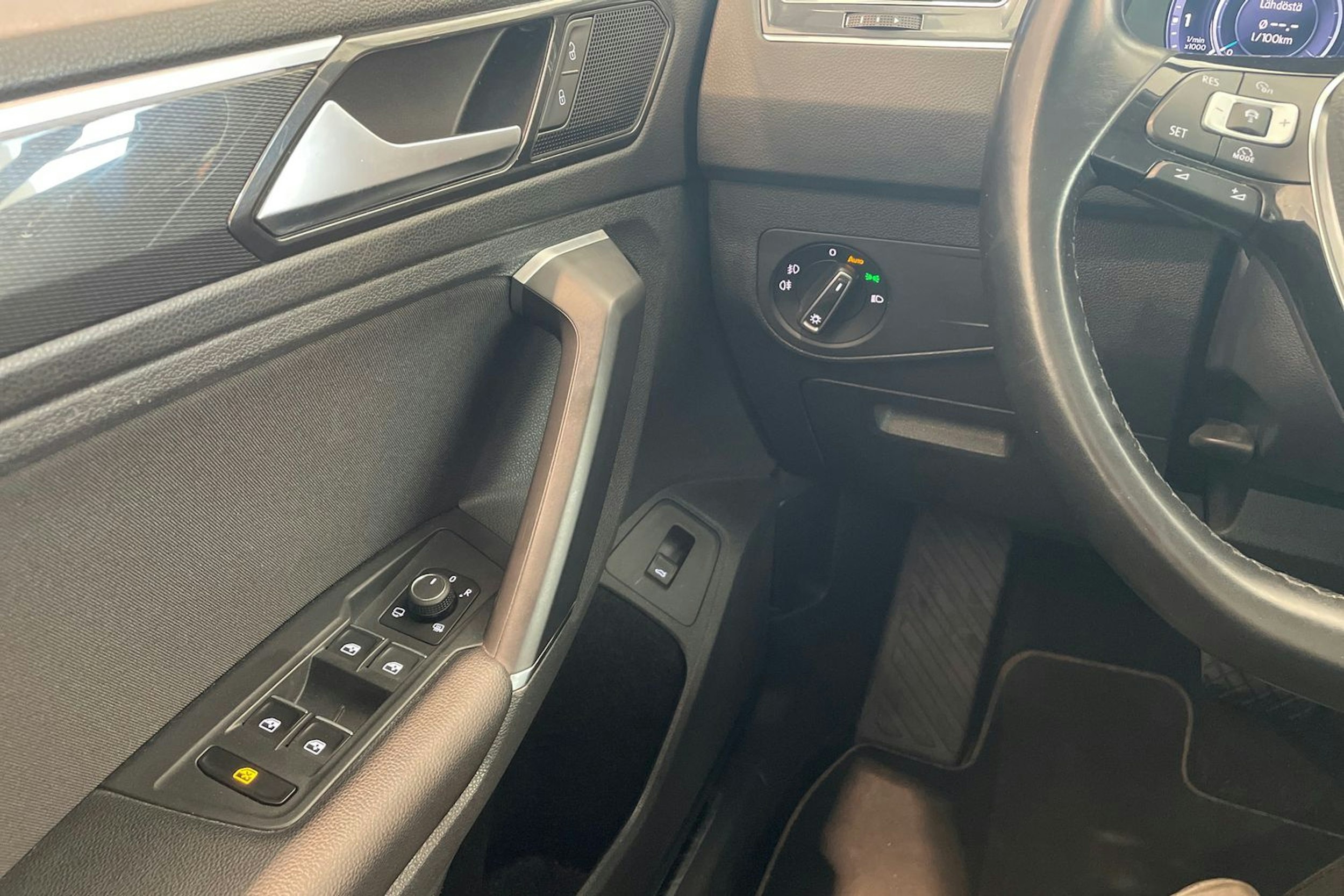 Ruskea (beige) Volkswagen Tiguan 2017 kuva 23.