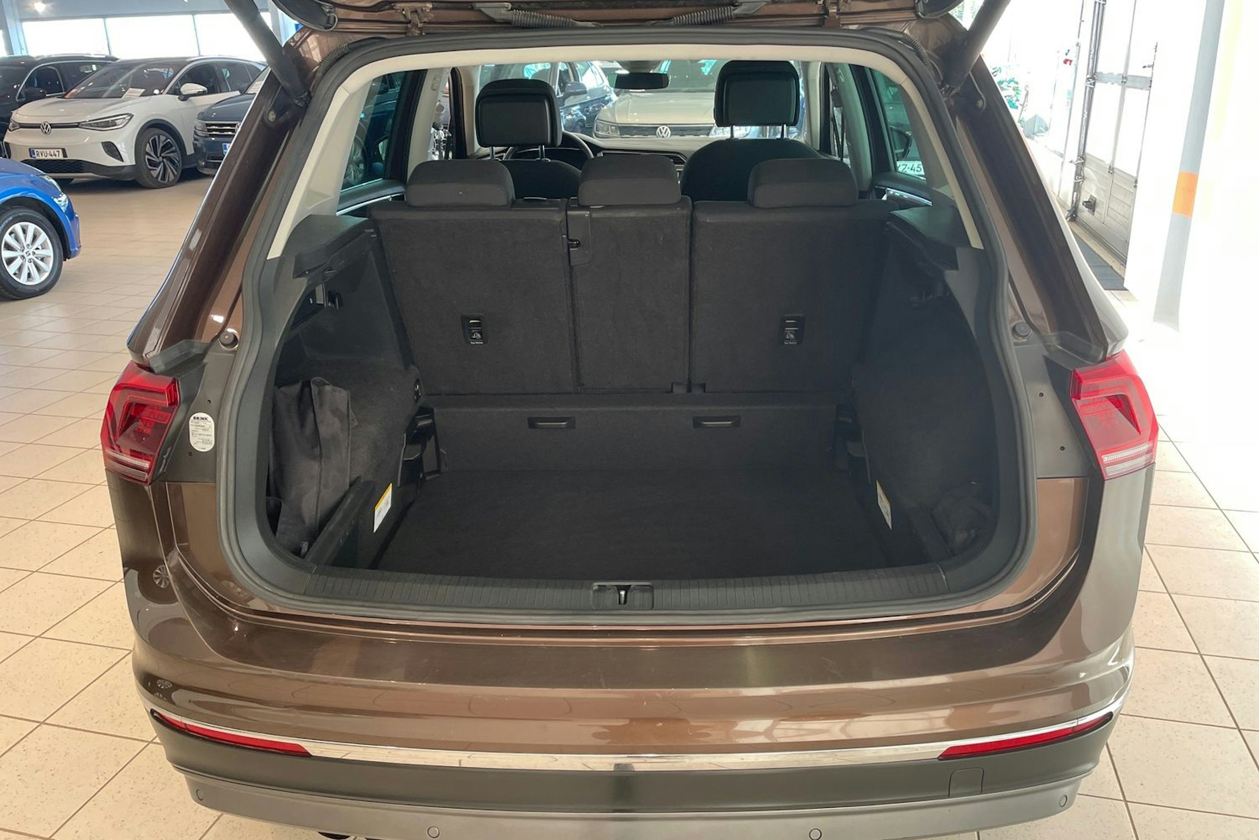 Ruskea (beige) Volkswagen Tiguan 2017 kuva 26.