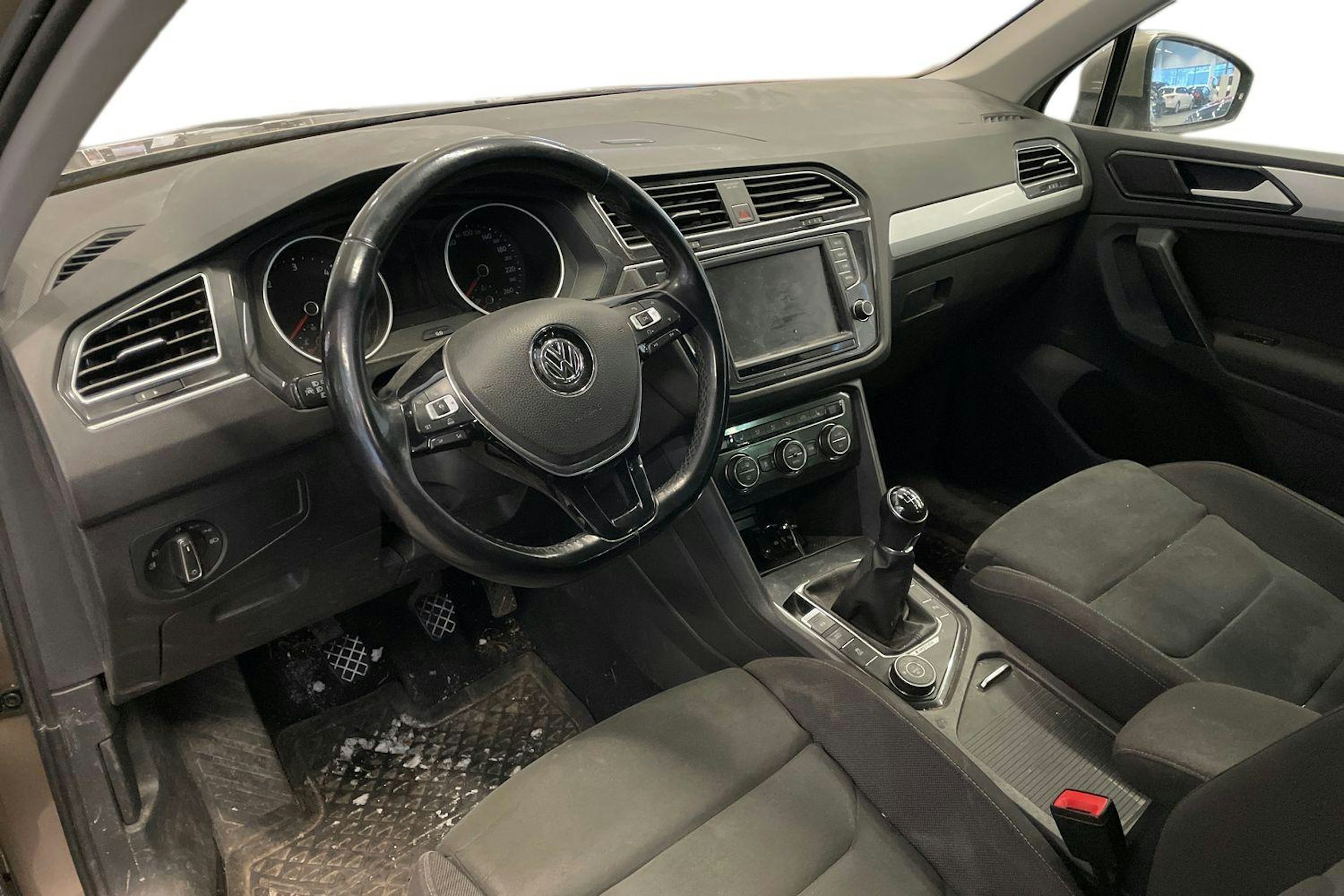 Ruskea (beige) Volkswagen Tiguan 2017 kuva 3.