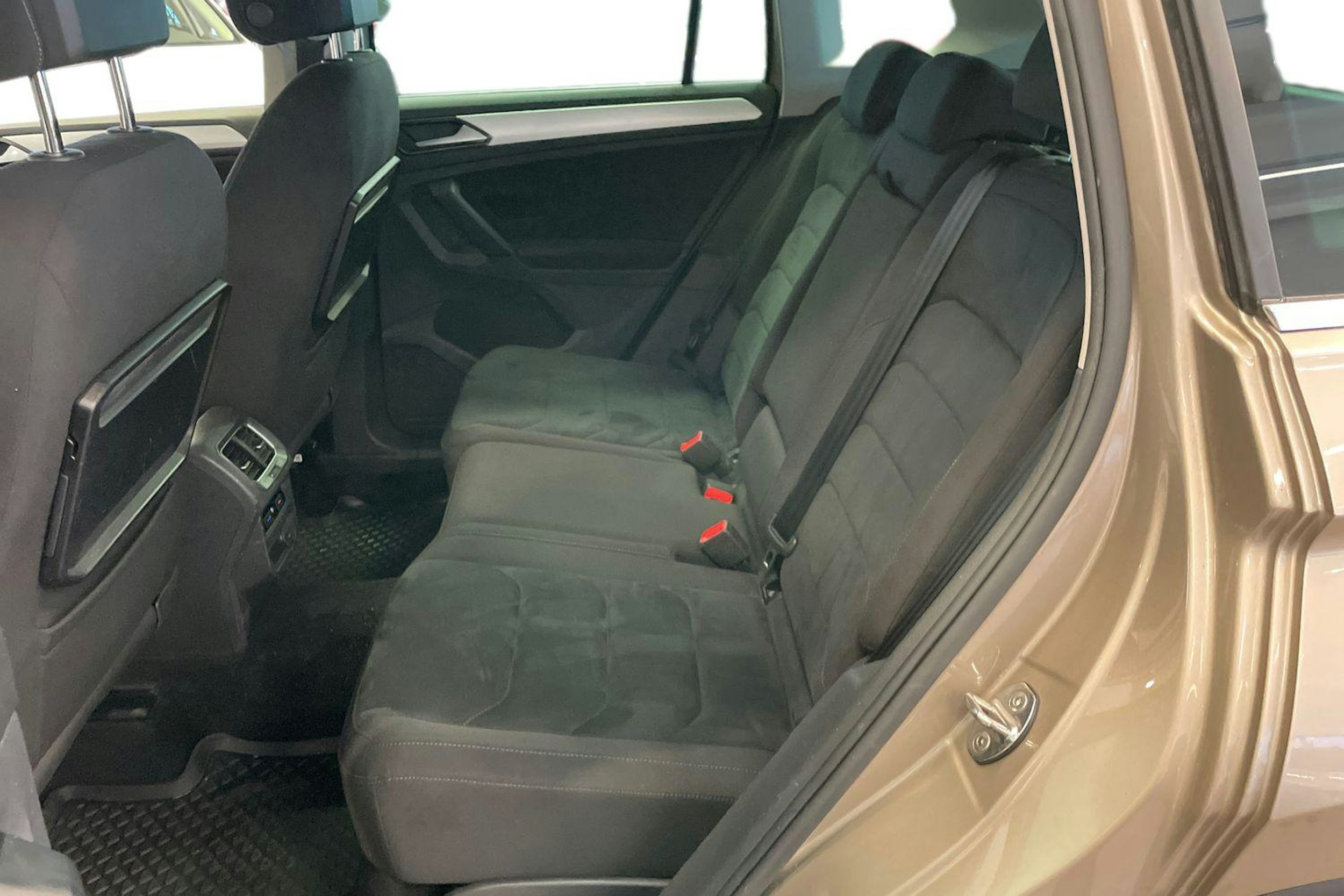 Ruskea (beige) Volkswagen Tiguan 2017 kuva 10.