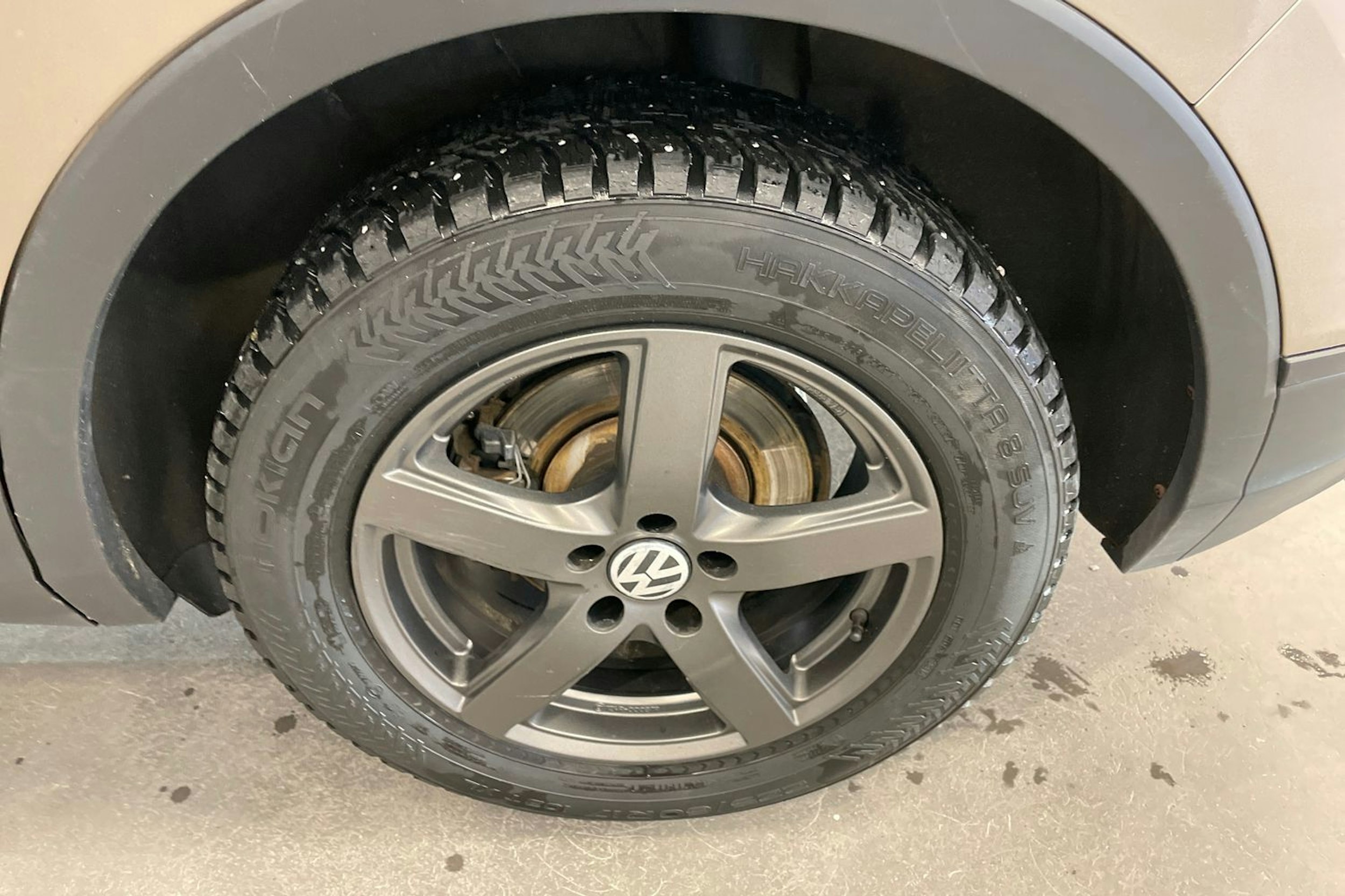 Ruskea (beige) Volkswagen Tiguan 2017 kuva 13.