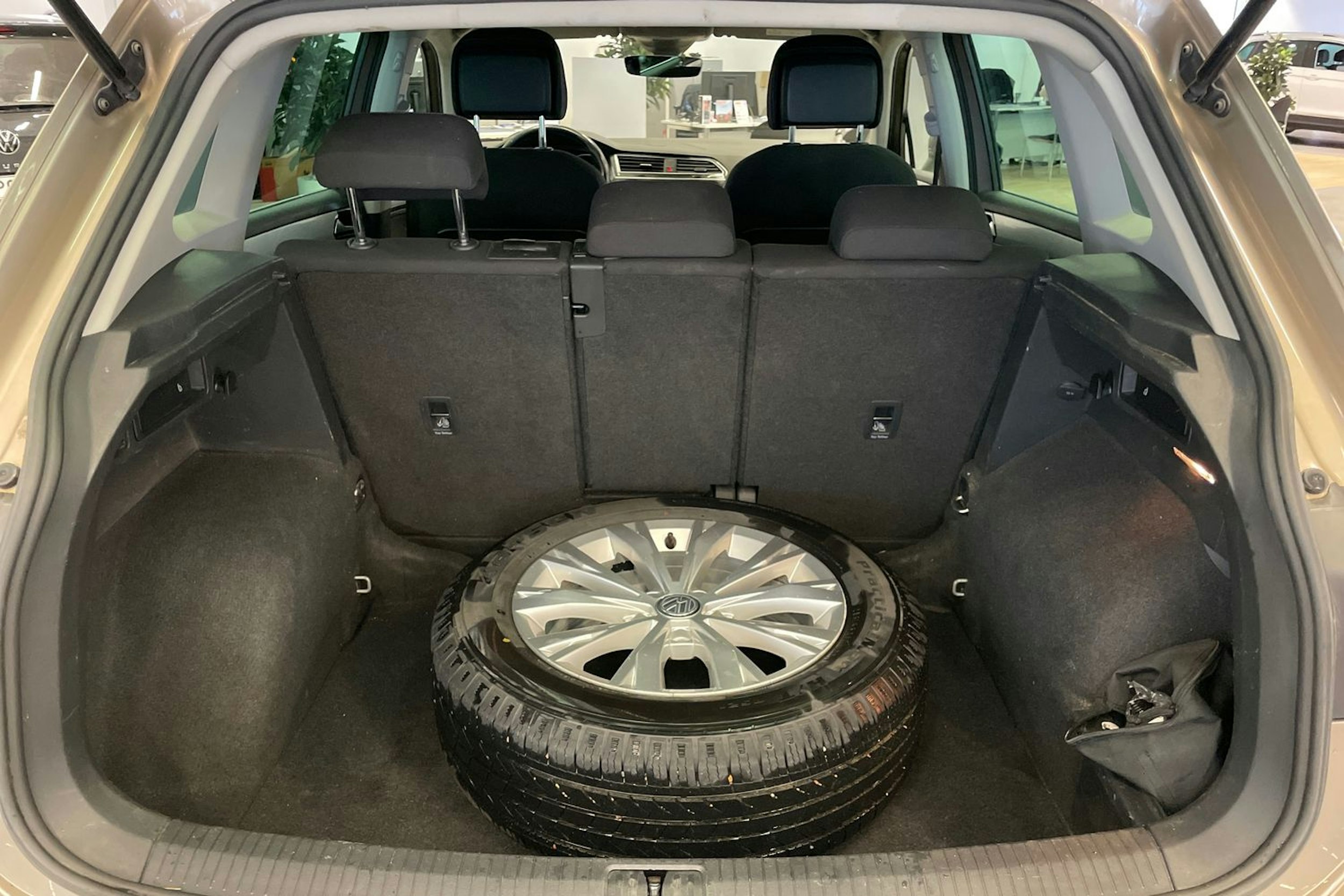 Ruskea (beige) Volkswagen Tiguan 2017 kuva 15.