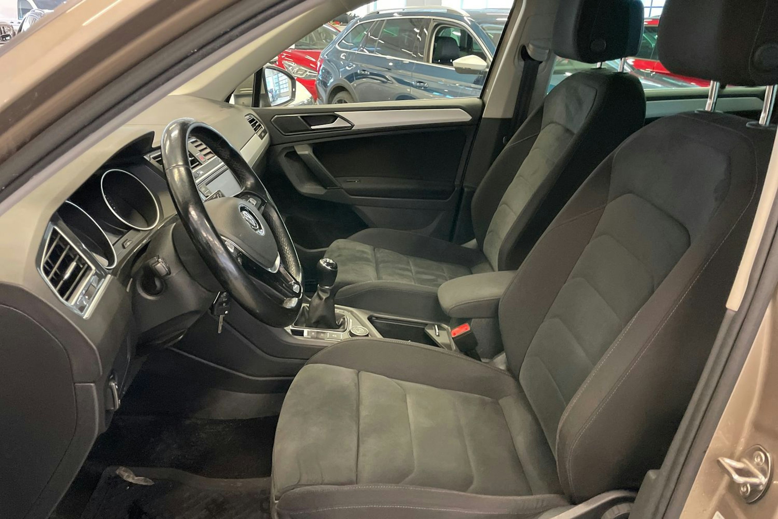 Ruskea (beige) Volkswagen Tiguan 2017 kuva 17.