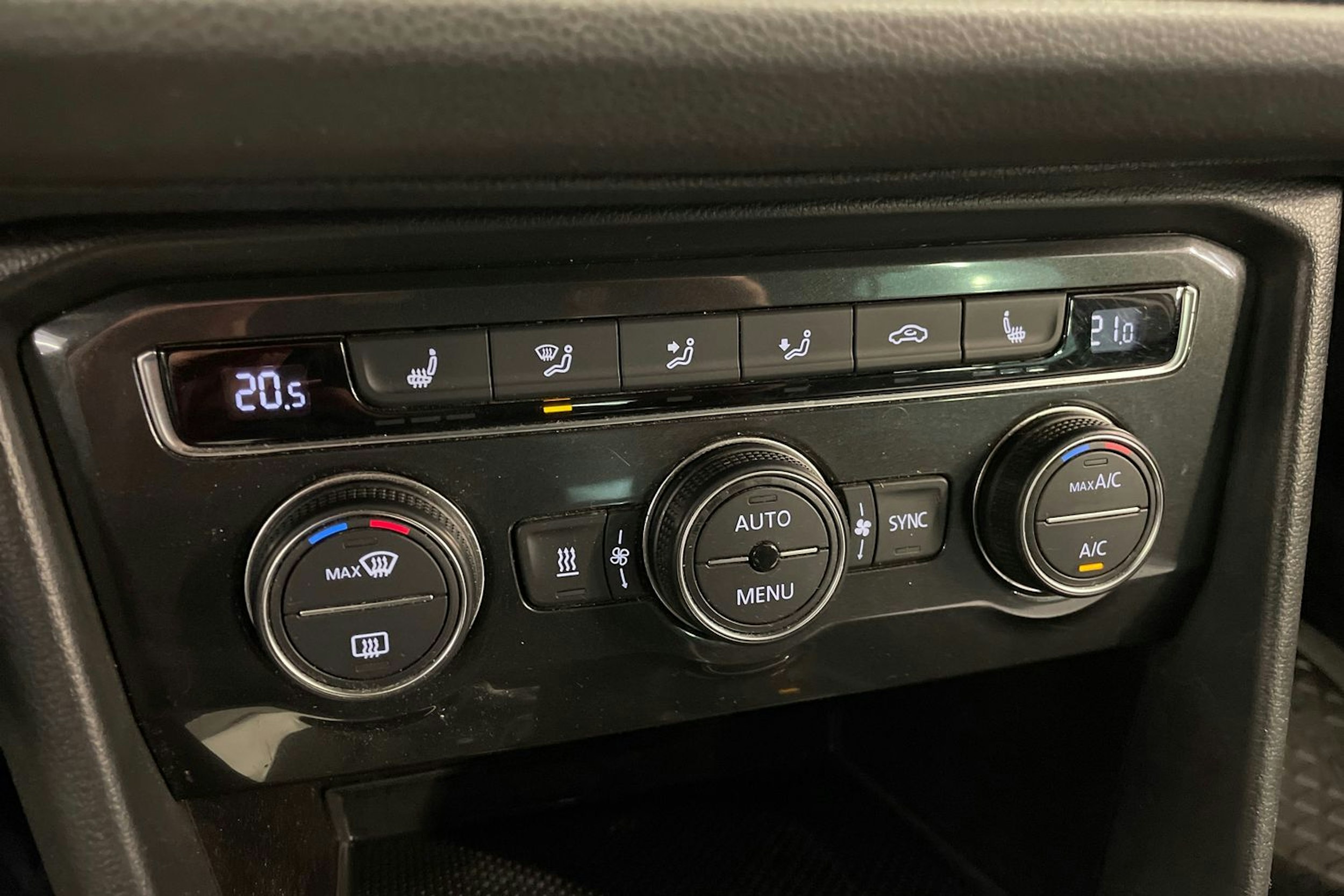 Ruskea (beige) Volkswagen Tiguan 2017 kuva 20.