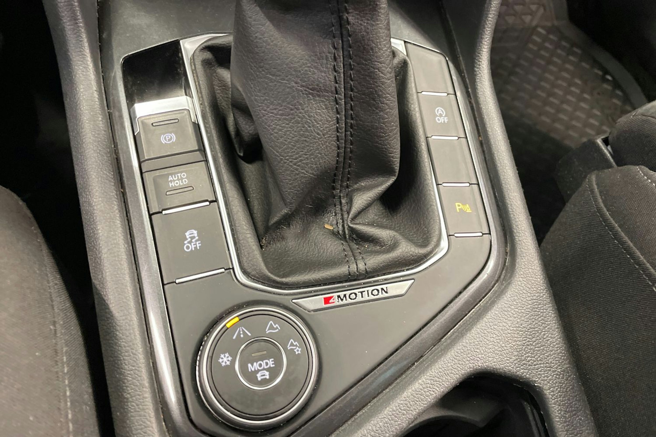 Ruskea (beige) Volkswagen Tiguan 2017 kuva 22.