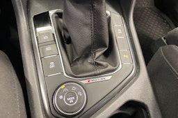 Ruskea (beige) Volkswagen Tiguan 2017 kuva 22.