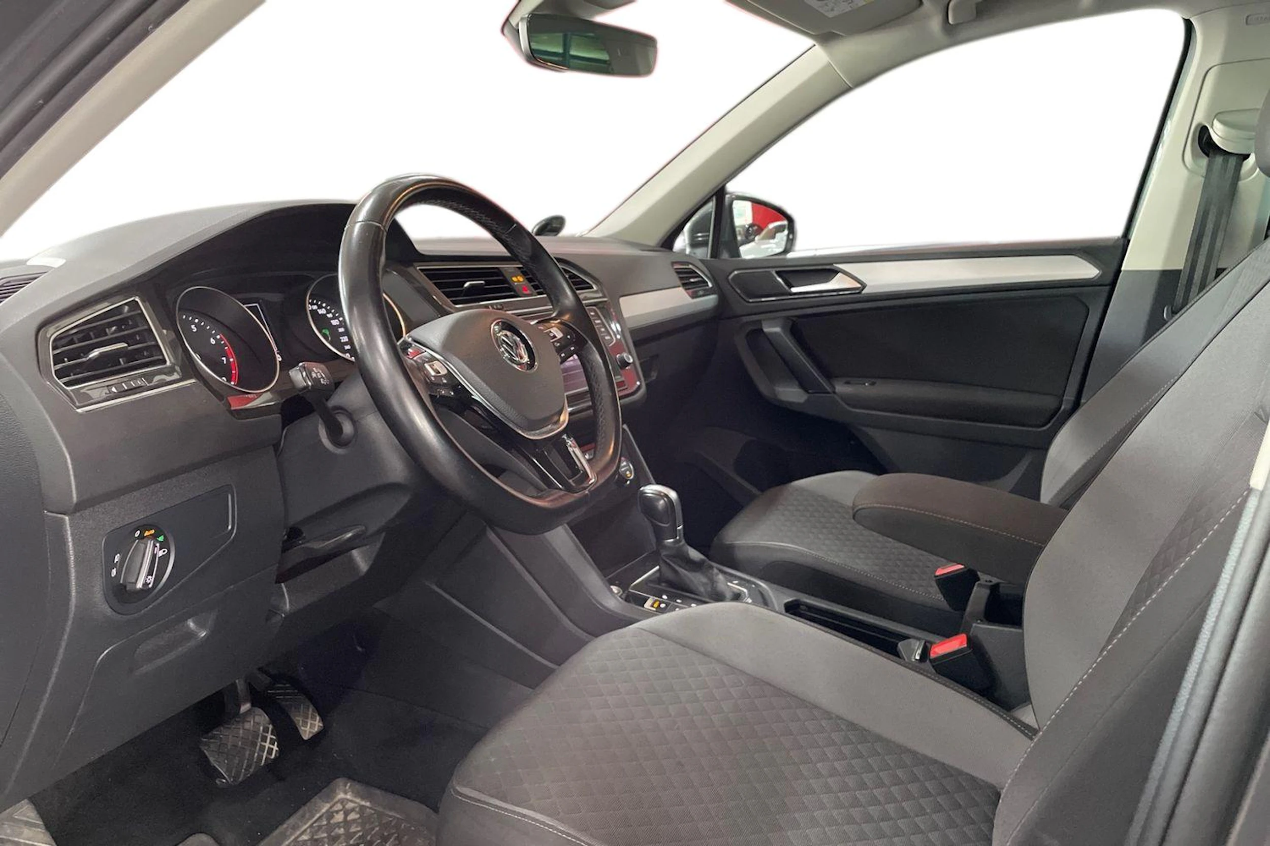 harmaa Volkswagen Tiguan 2017 kuva 6.