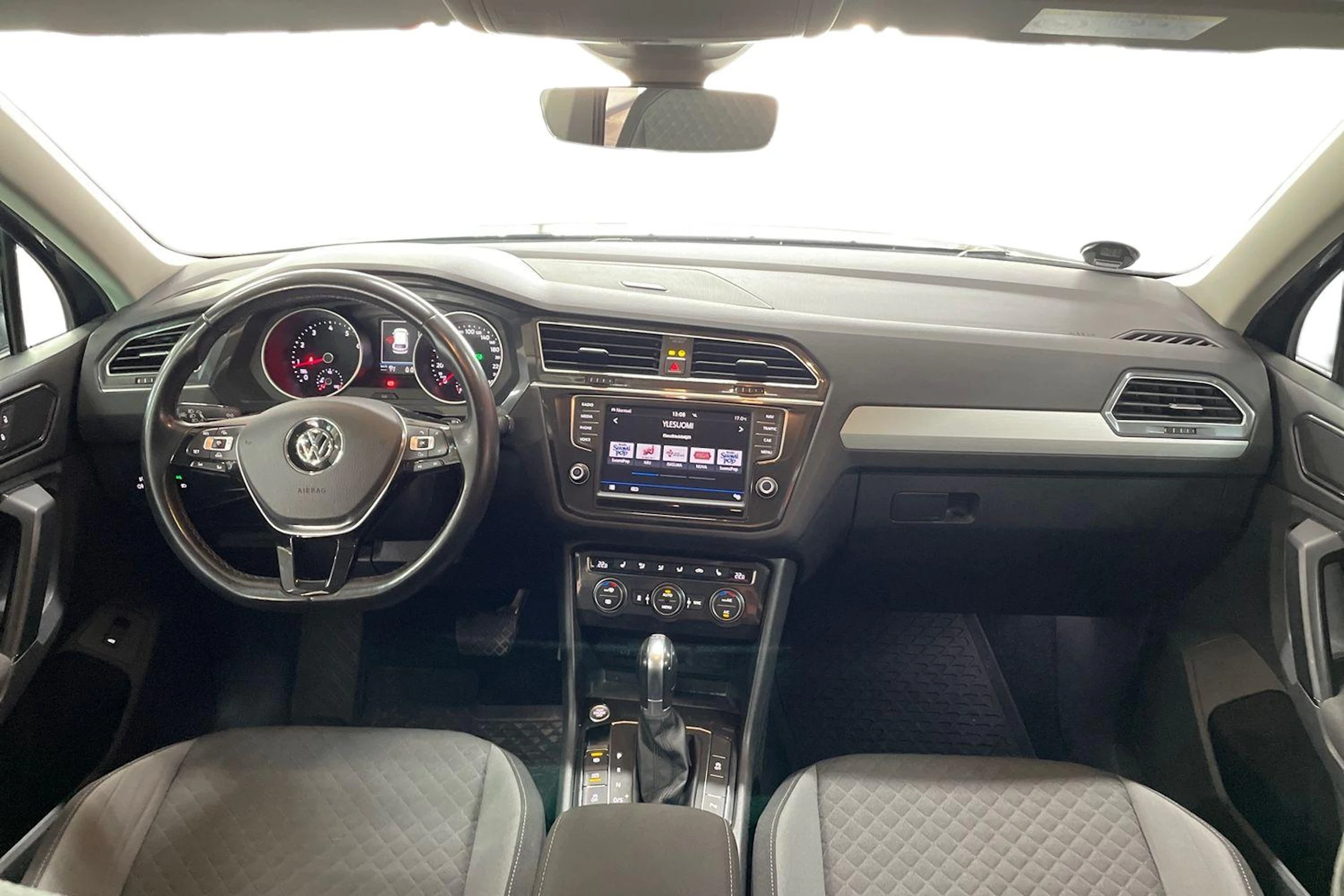 harmaa Volkswagen Tiguan 2017 kuva 7.