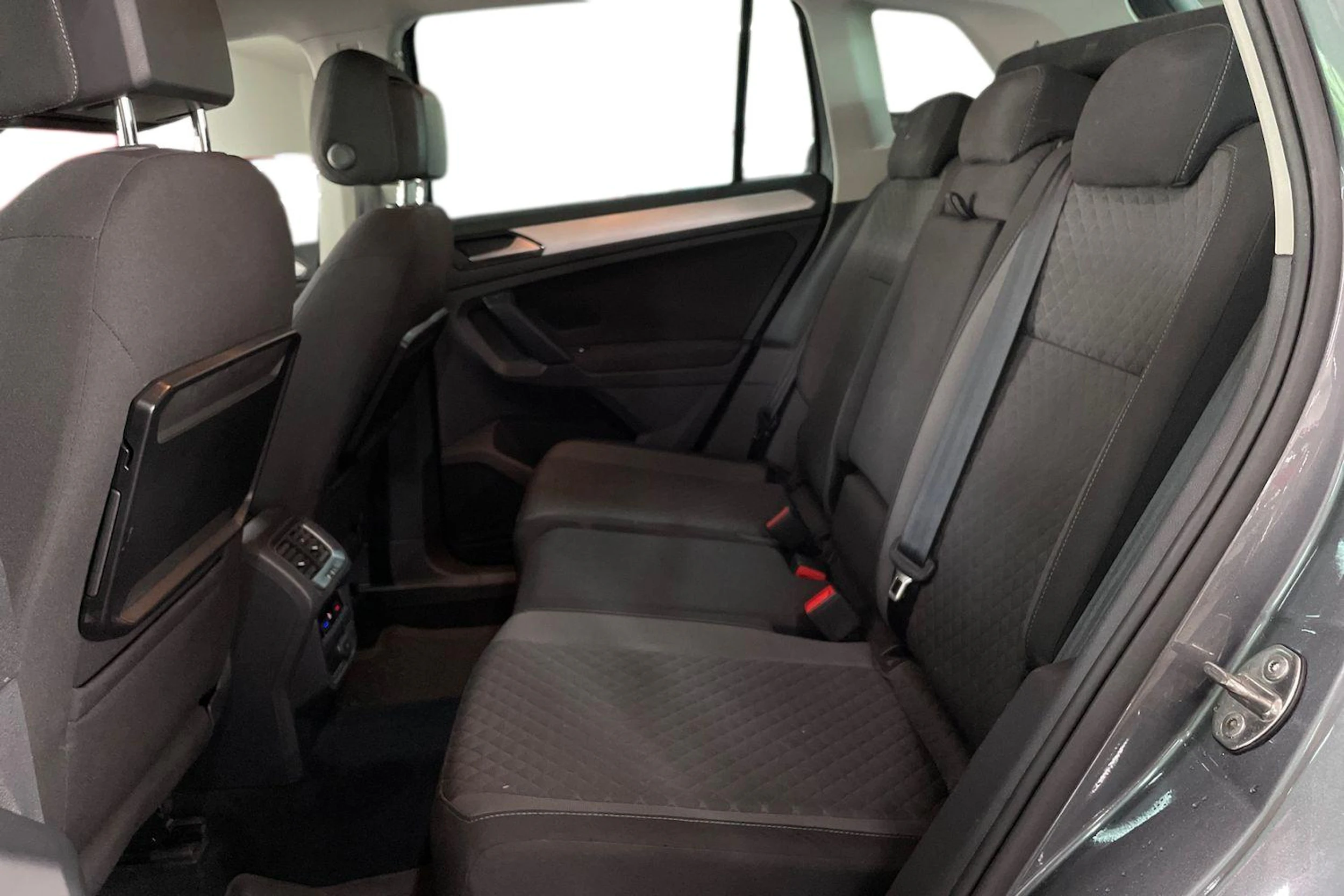 harmaa Volkswagen Tiguan 2017 kuva 8.