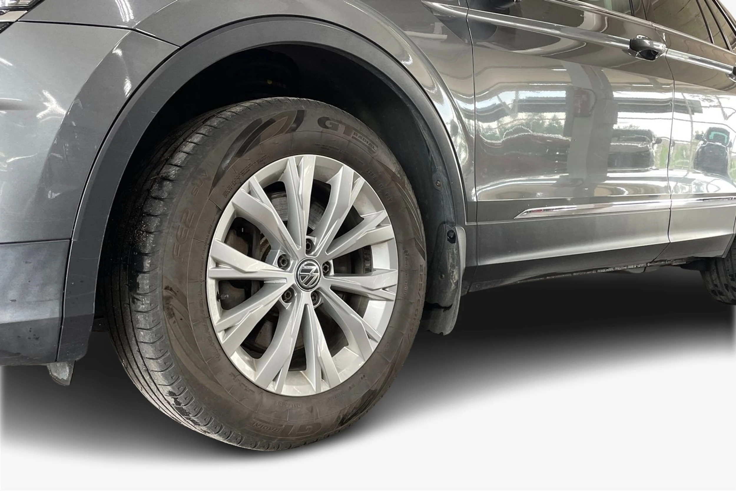 harmaa Volkswagen Tiguan 2017 kuva 9.
