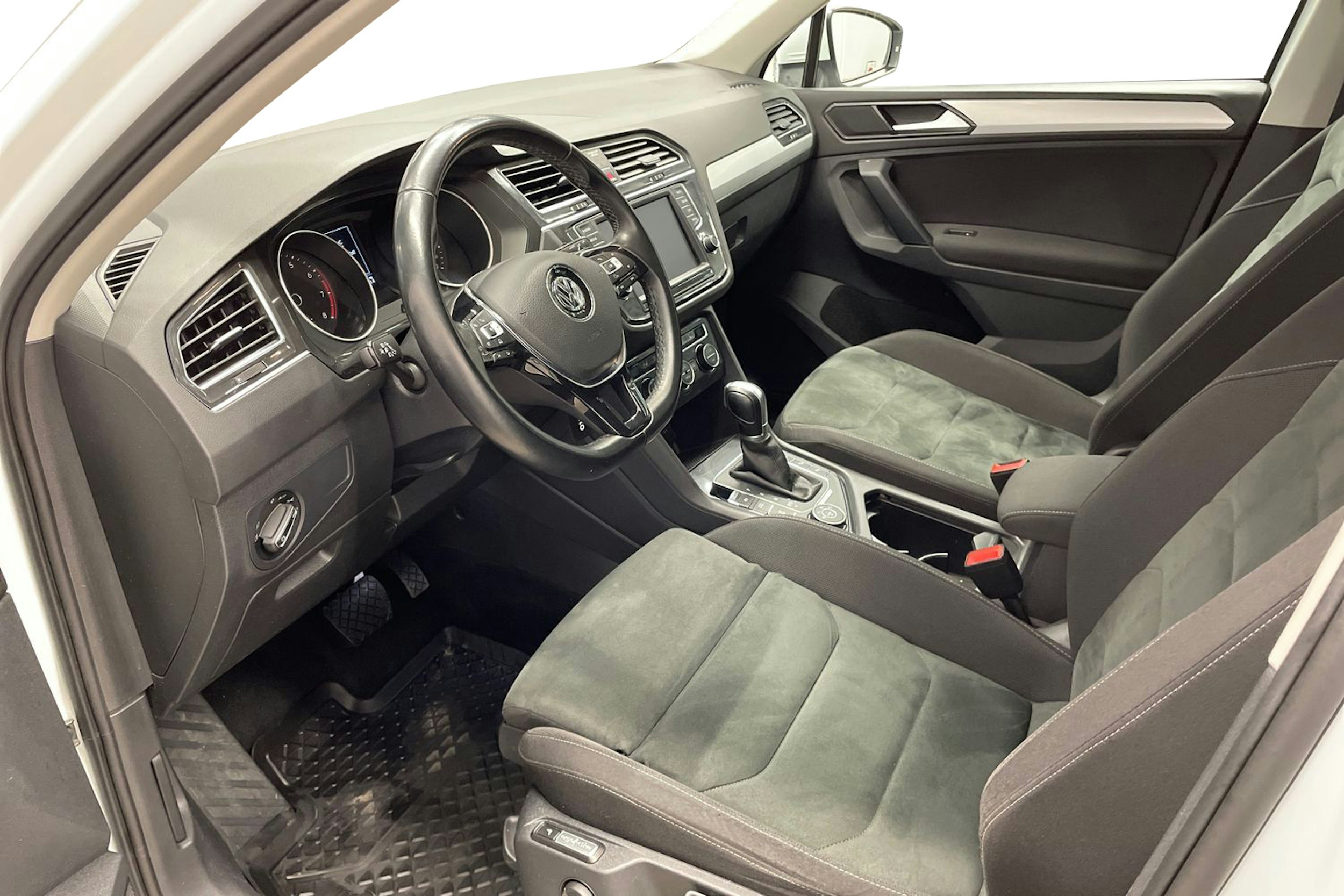 Valkoinen Volkswagen Tiguan 2017 kuva 7.