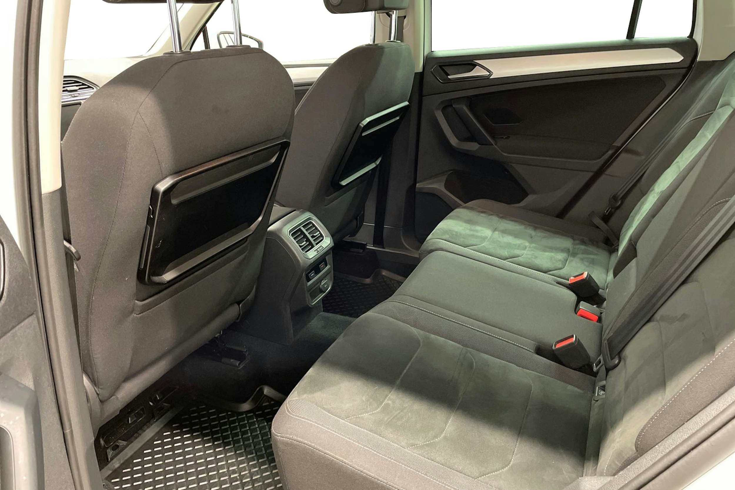 Valkoinen Volkswagen Tiguan 2017 kuva 10.