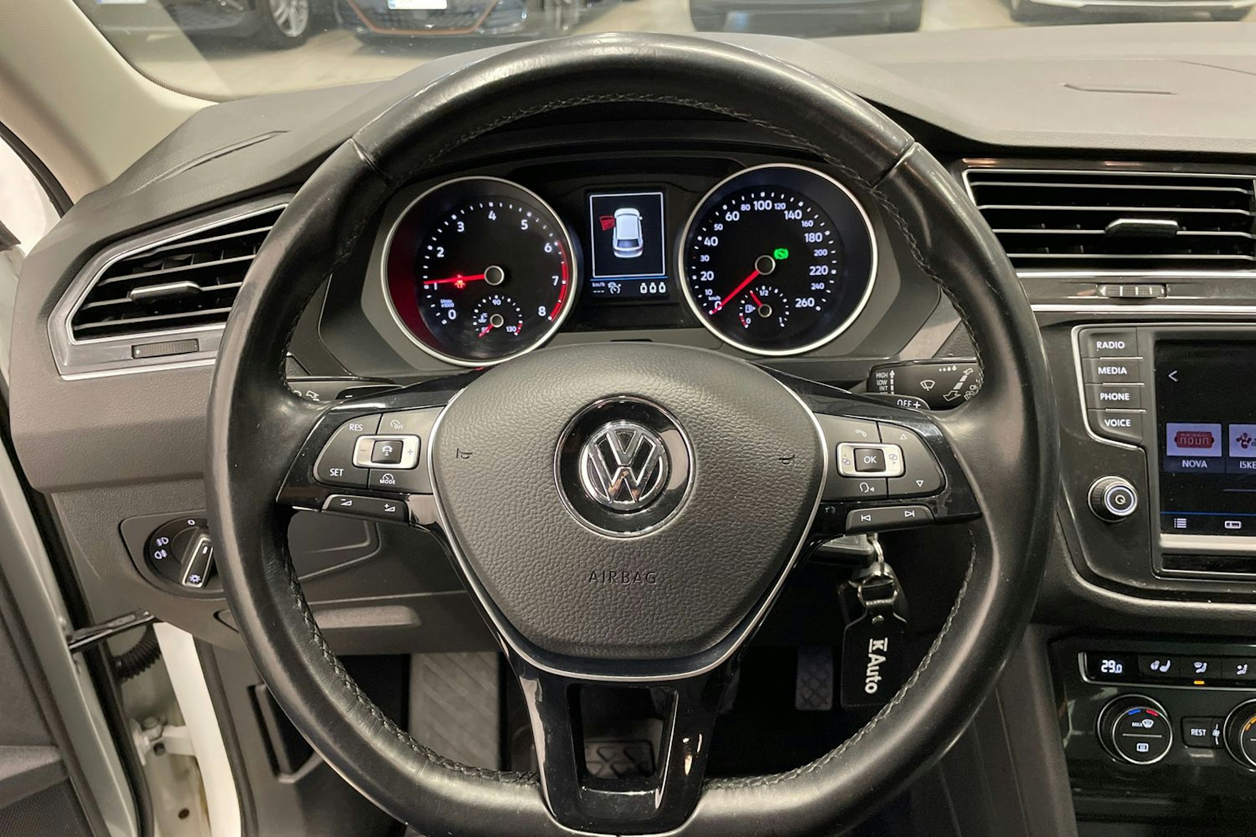 Valkoinen Volkswagen Tiguan 2017 kuva 16.