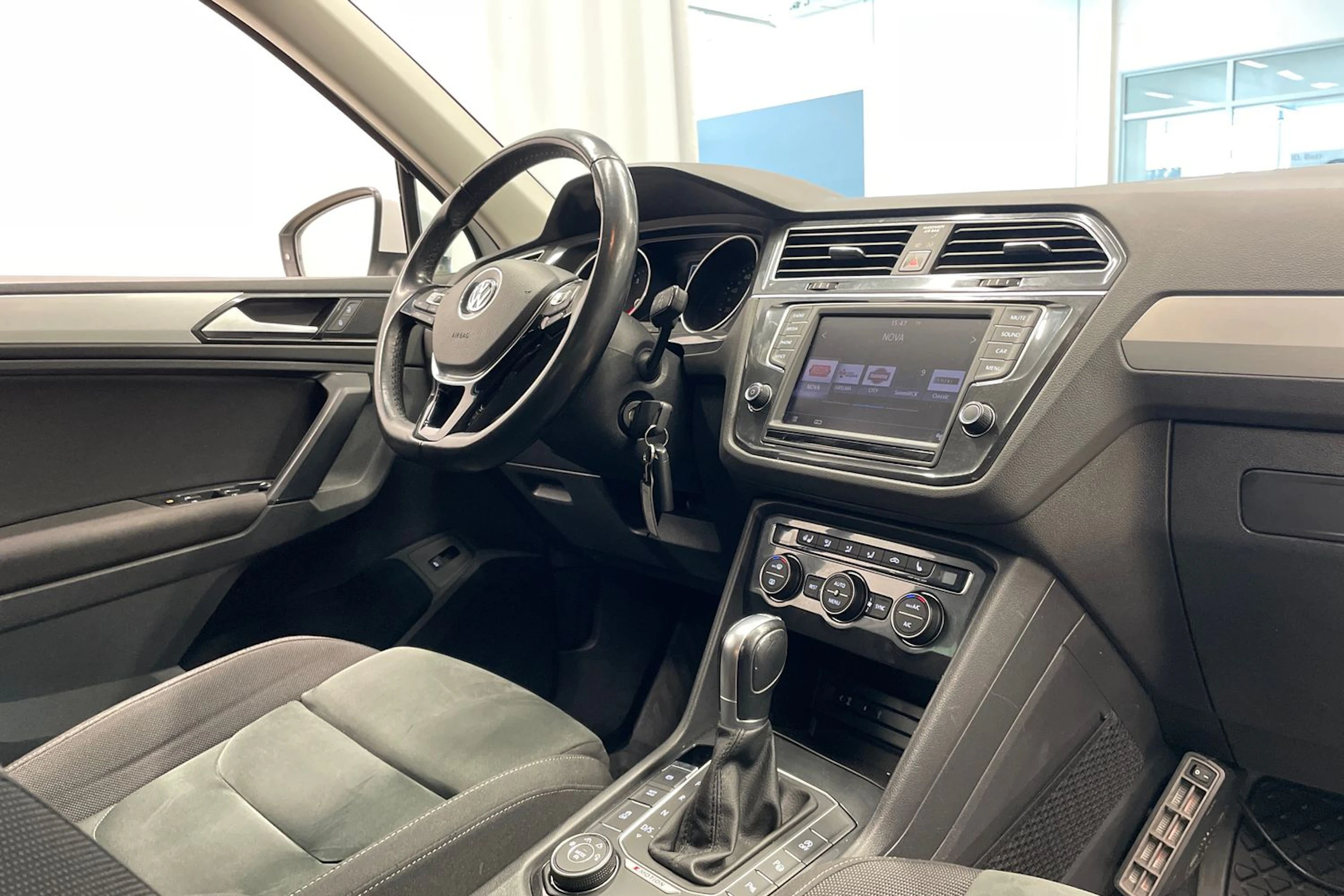 Valkoinen Volkswagen Tiguan 2017 kuva 34.