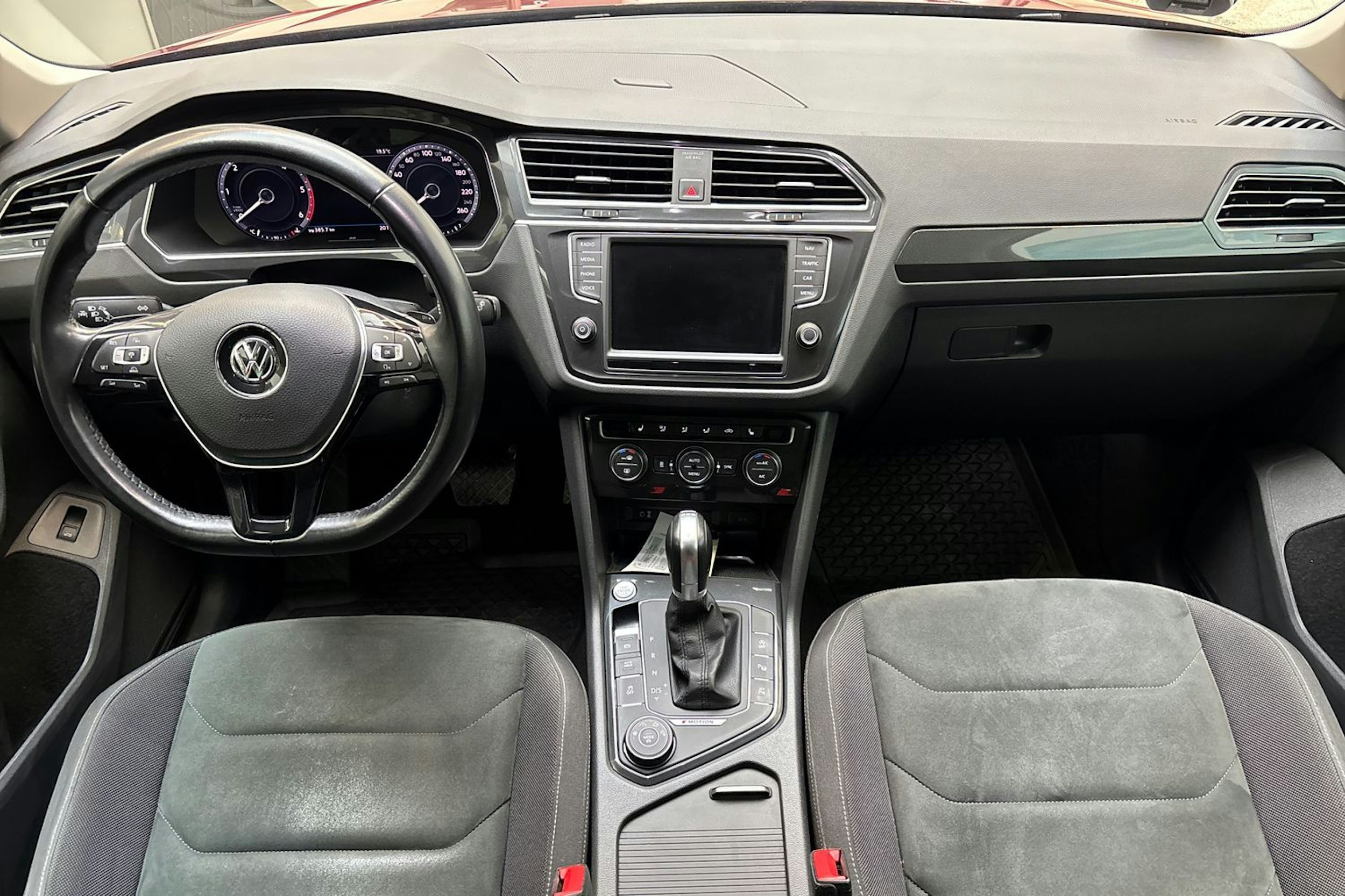 punainen Volkswagen Tiguan 2017 kuva 9.