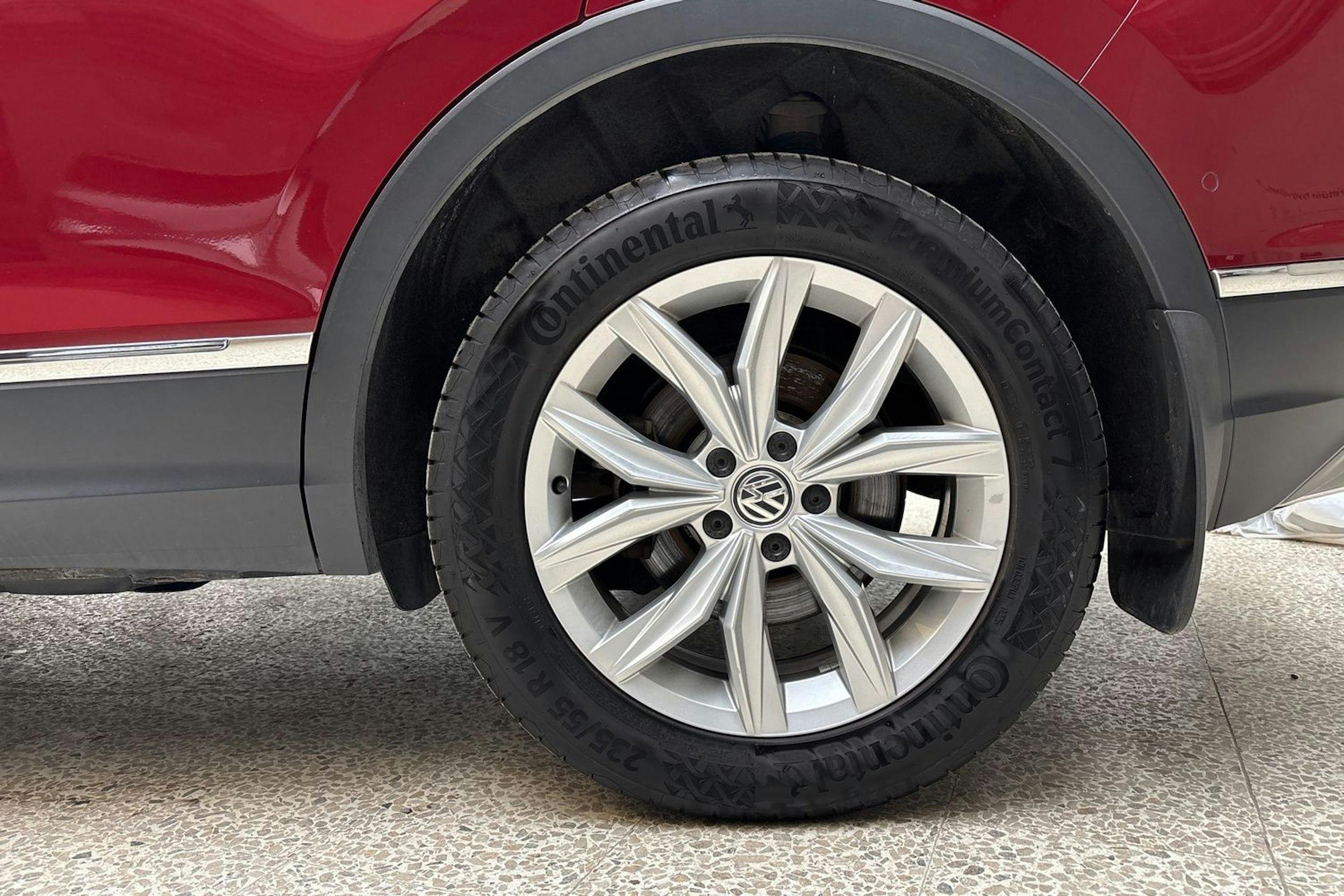 punainen Volkswagen Tiguan 2017 kuva 11.