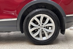 punainen Volkswagen Tiguan 2017 kuva 11.