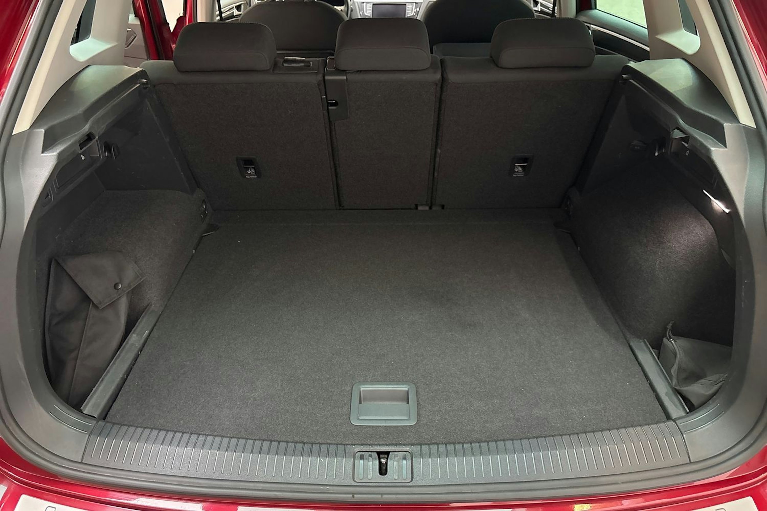 punainen Volkswagen Tiguan 2017 kuva 14.