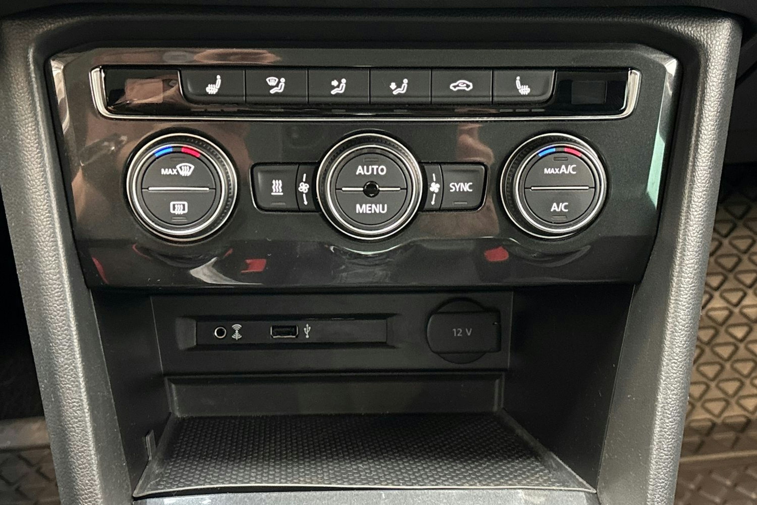 punainen Volkswagen Tiguan 2017 kuva 29.