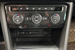 punainen Volkswagen Tiguan 2017 kuva 29.