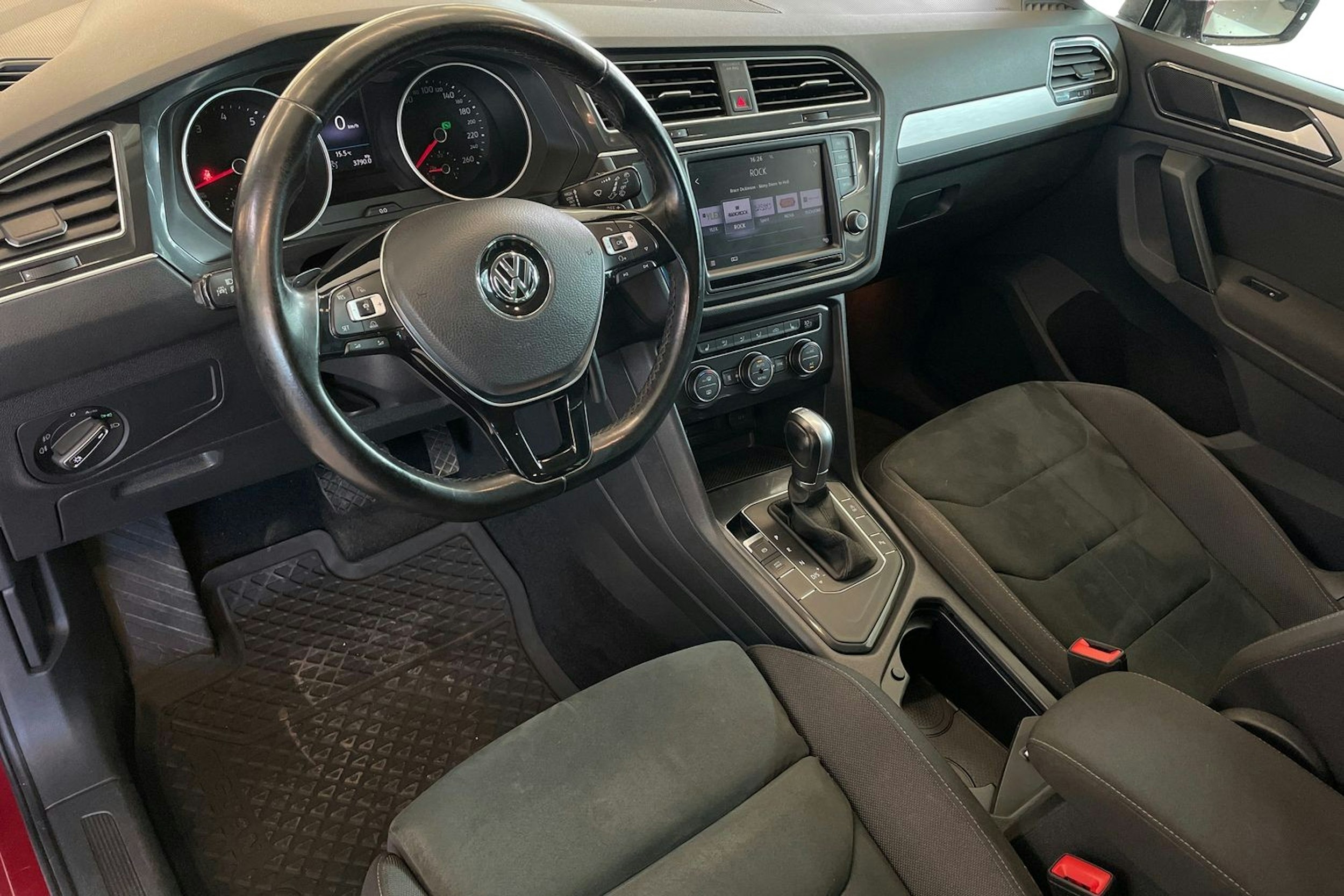 punainen Volkswagen Tiguan 2017 kuva 7.