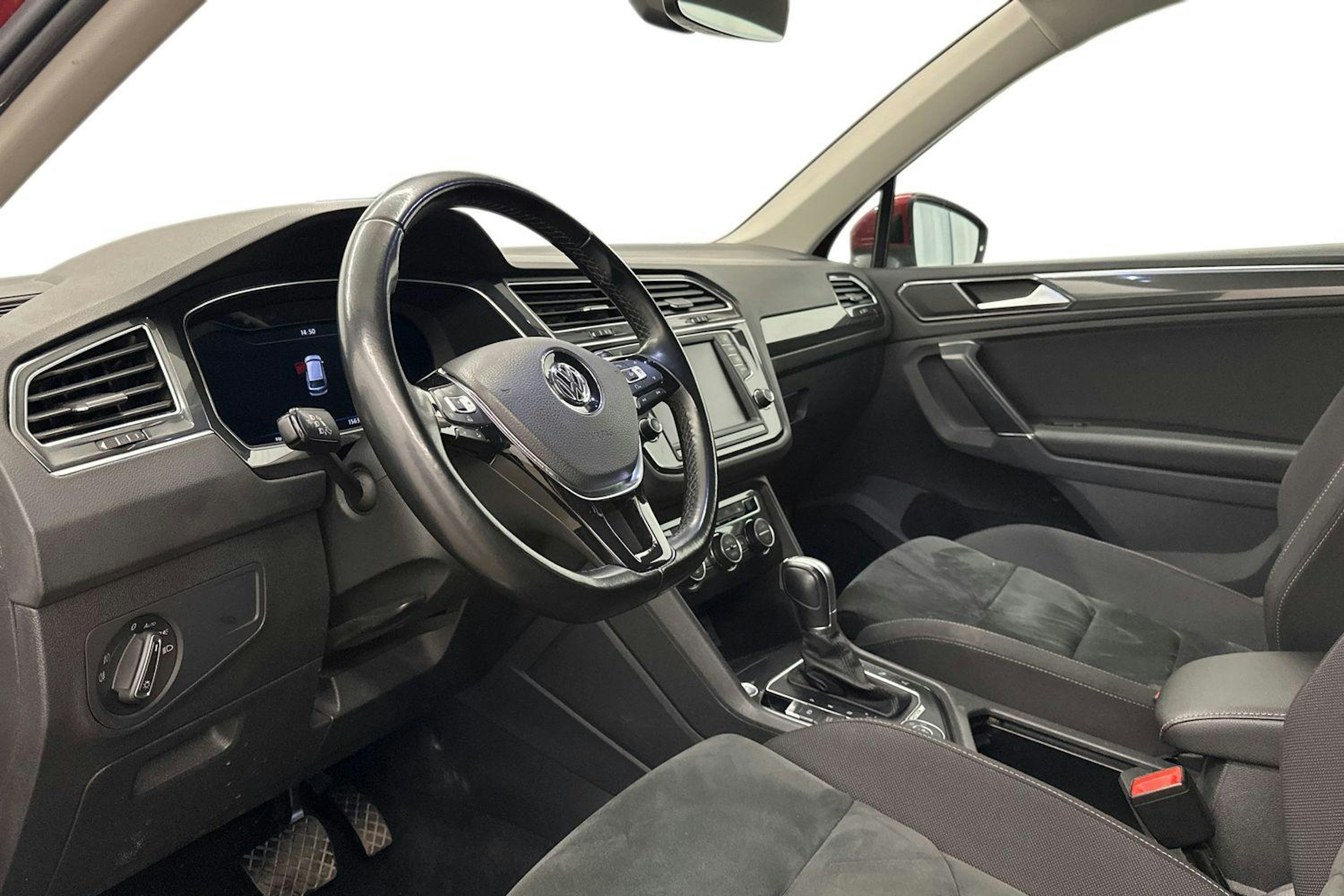 Punainen Volkswagen Tiguan 2017 kuva 6.