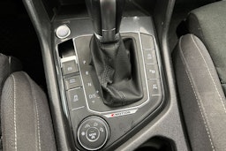 Punainen Volkswagen Tiguan 2017 kuva 22.