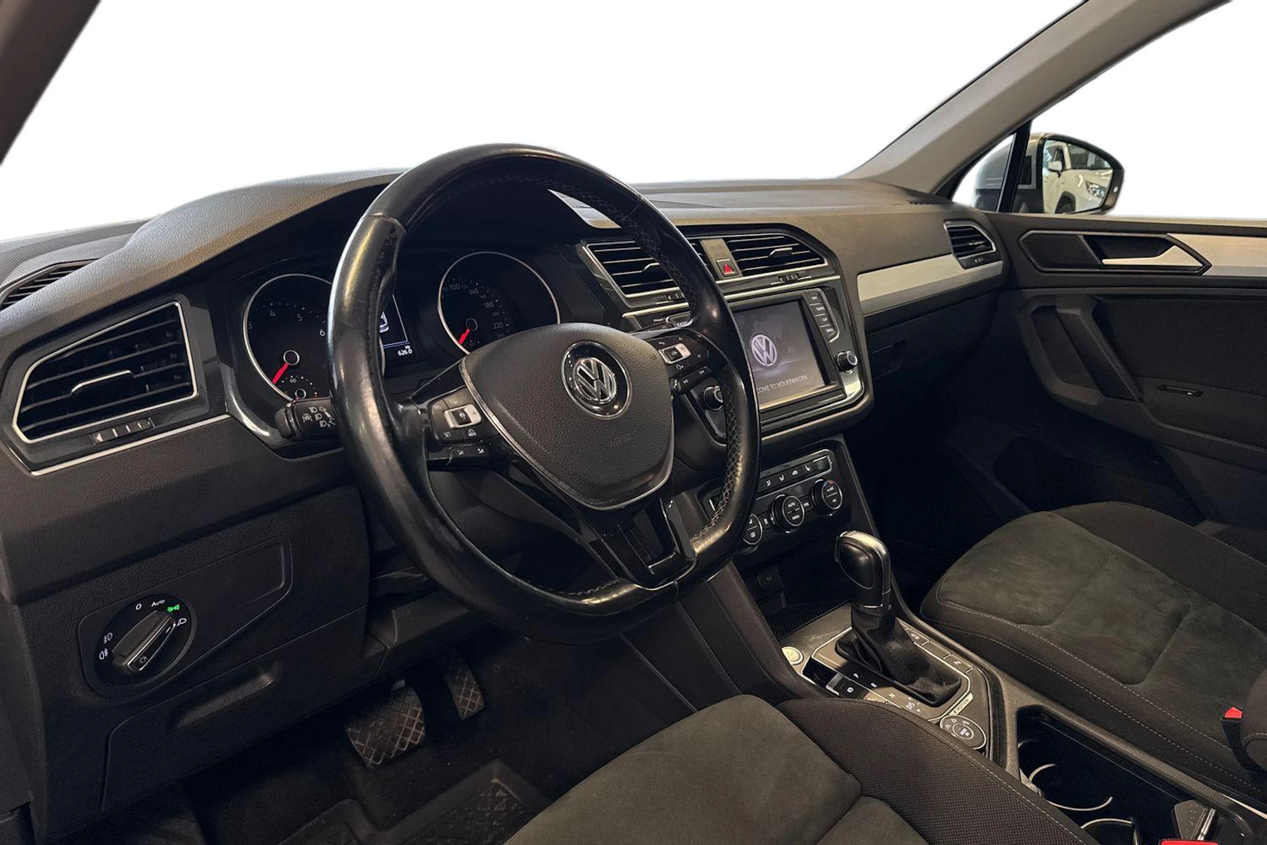 harmaa Volkswagen Tiguan 2017 kuva 6.