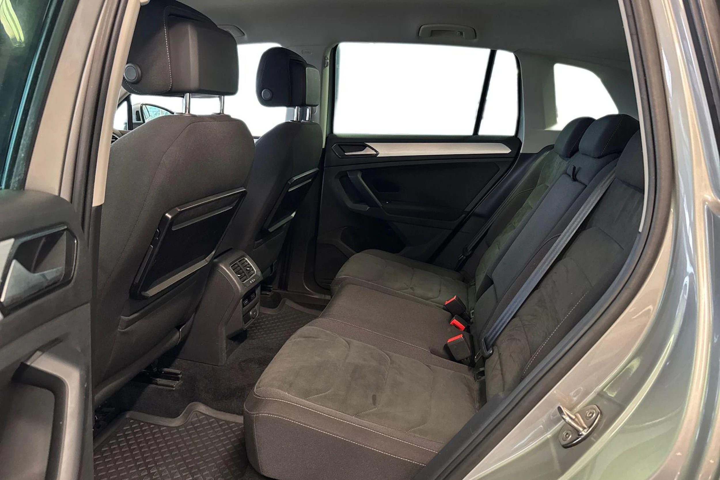 harmaa Volkswagen Tiguan 2017 kuva 8.