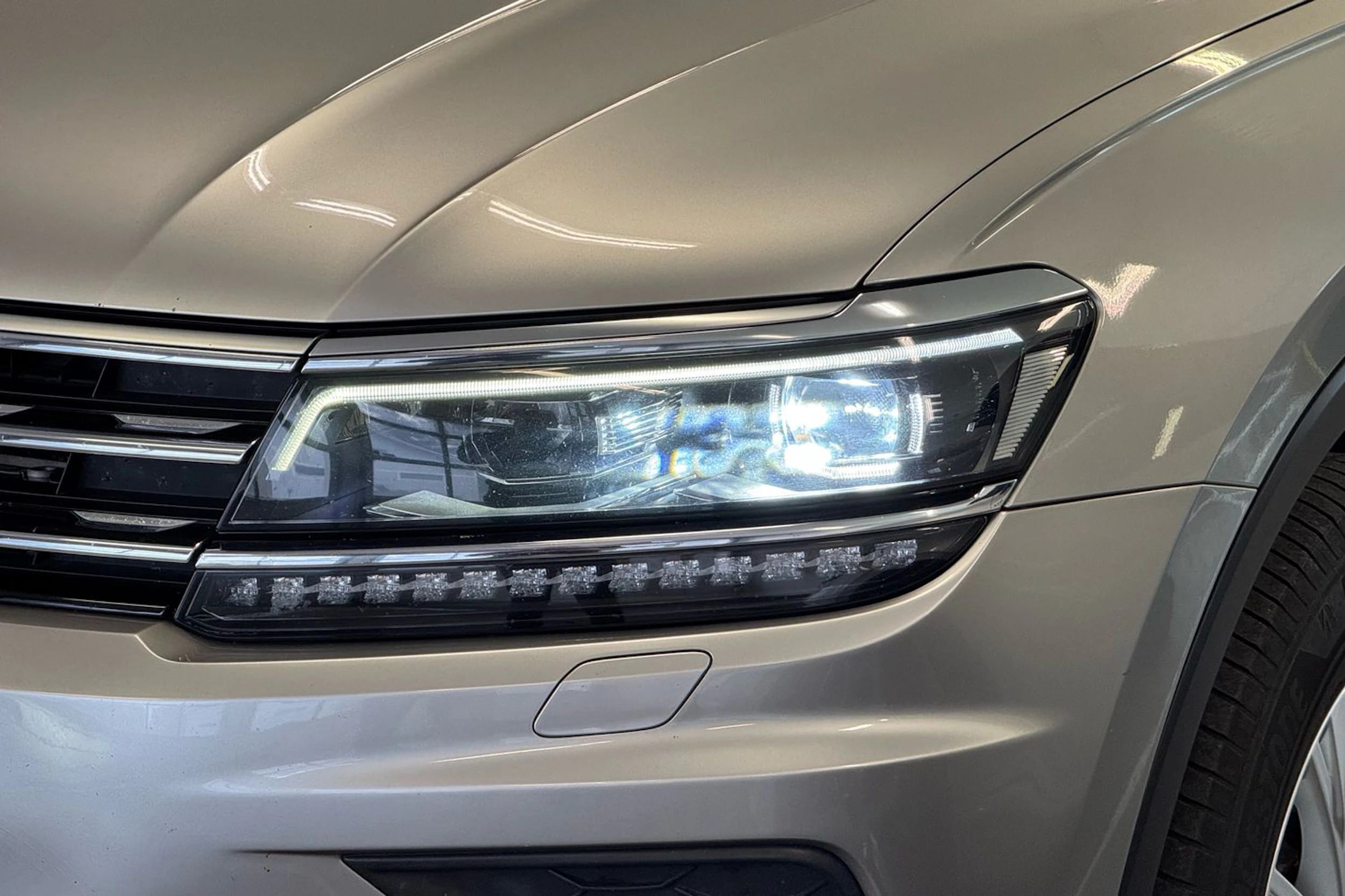 harmaa Volkswagen Tiguan 2017 kuva 12.