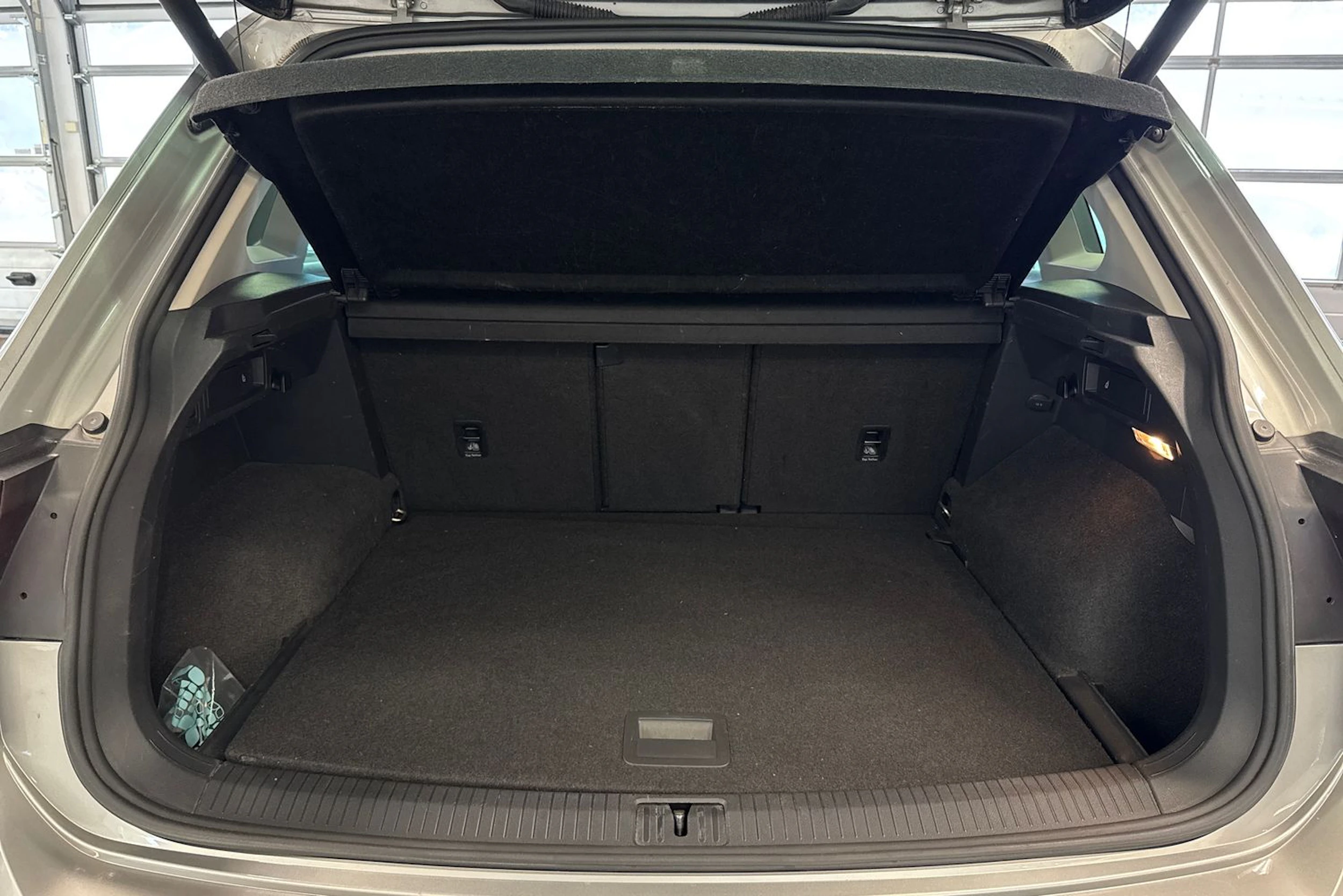 harmaa Volkswagen Tiguan 2017 kuva 13.