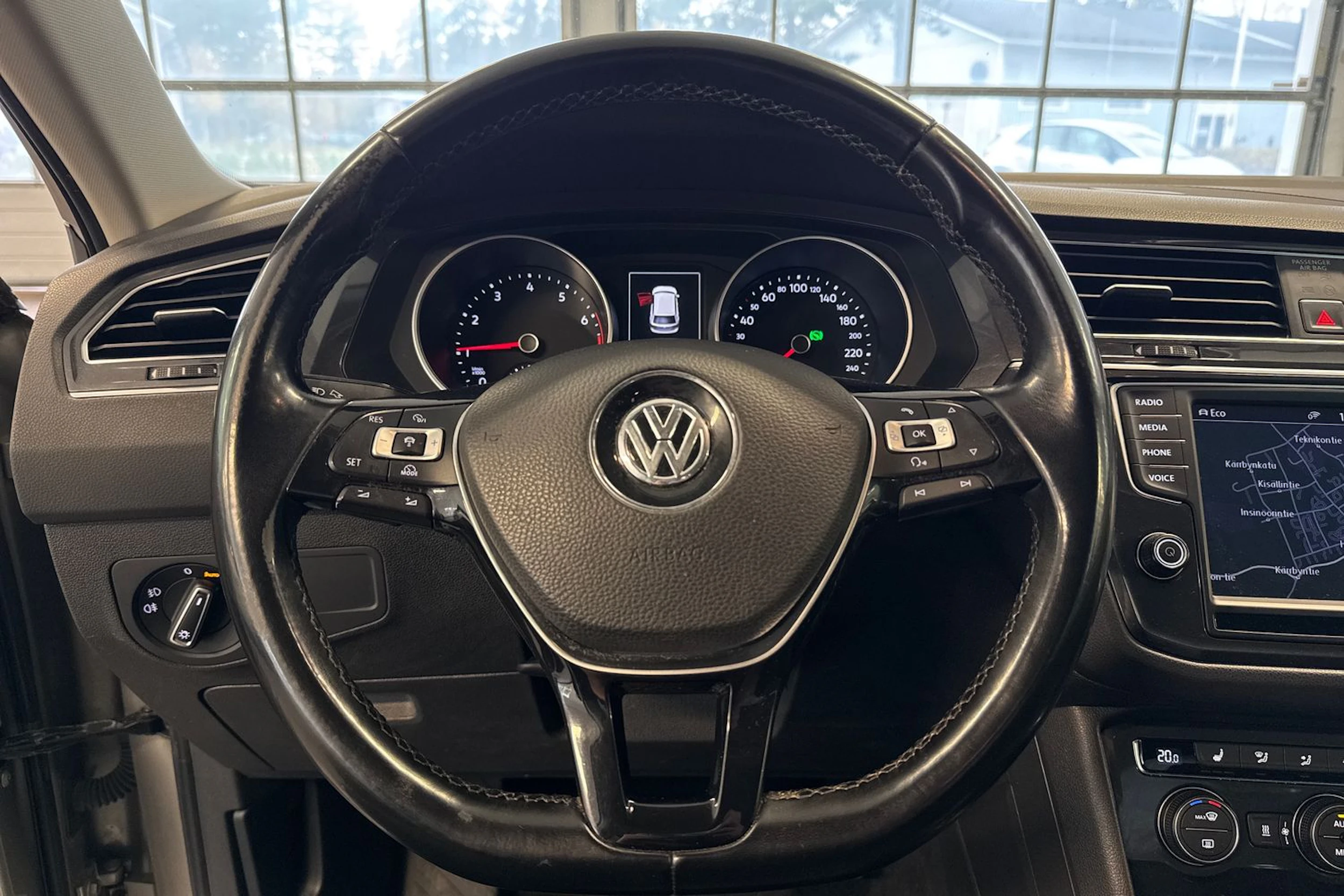 harmaa Volkswagen Tiguan 2017 kuva 20.